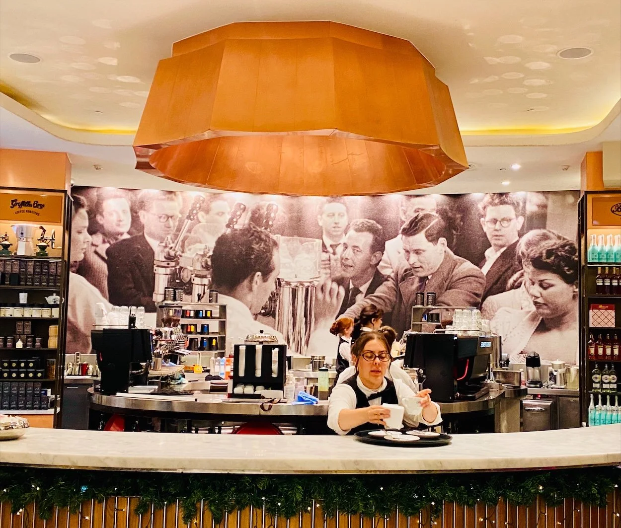 Brunetti, Carlton, barista bar.