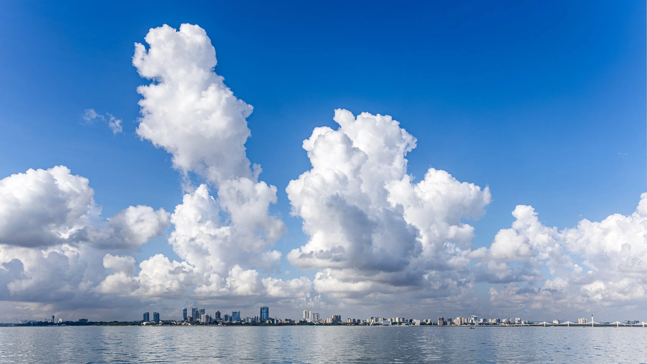 _F7A2890 2-Verbessert-NR_Wolken_Daresalam.jpg