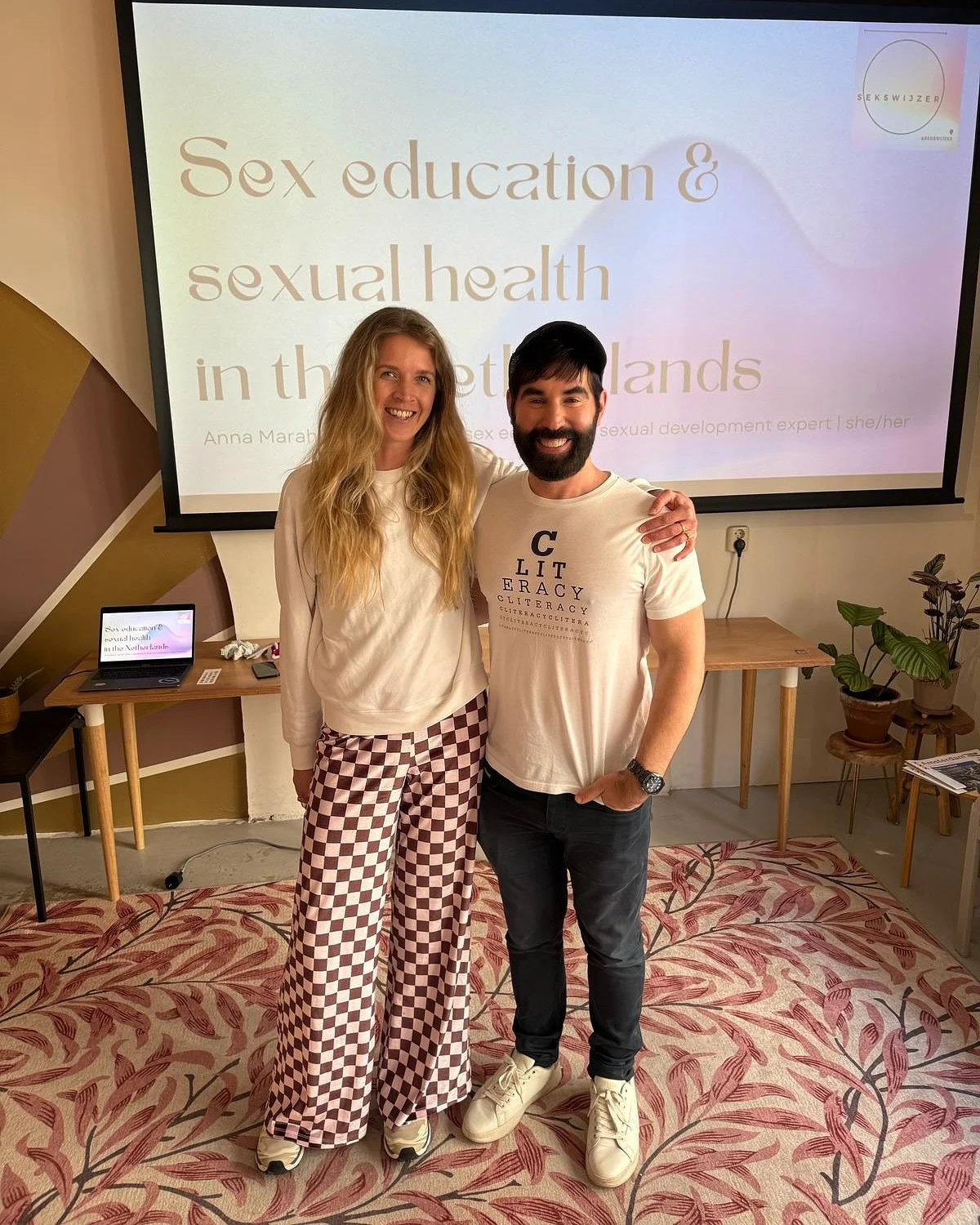 Hosting @sexualhealthalliance @justinjlehmiller in Amsterdam: always a pleasure! SHA organizes study trips abroad to various locations, and Amsterdam has been one of those for several years now 🫶🏾 The conversations are always inspiring, from my poi