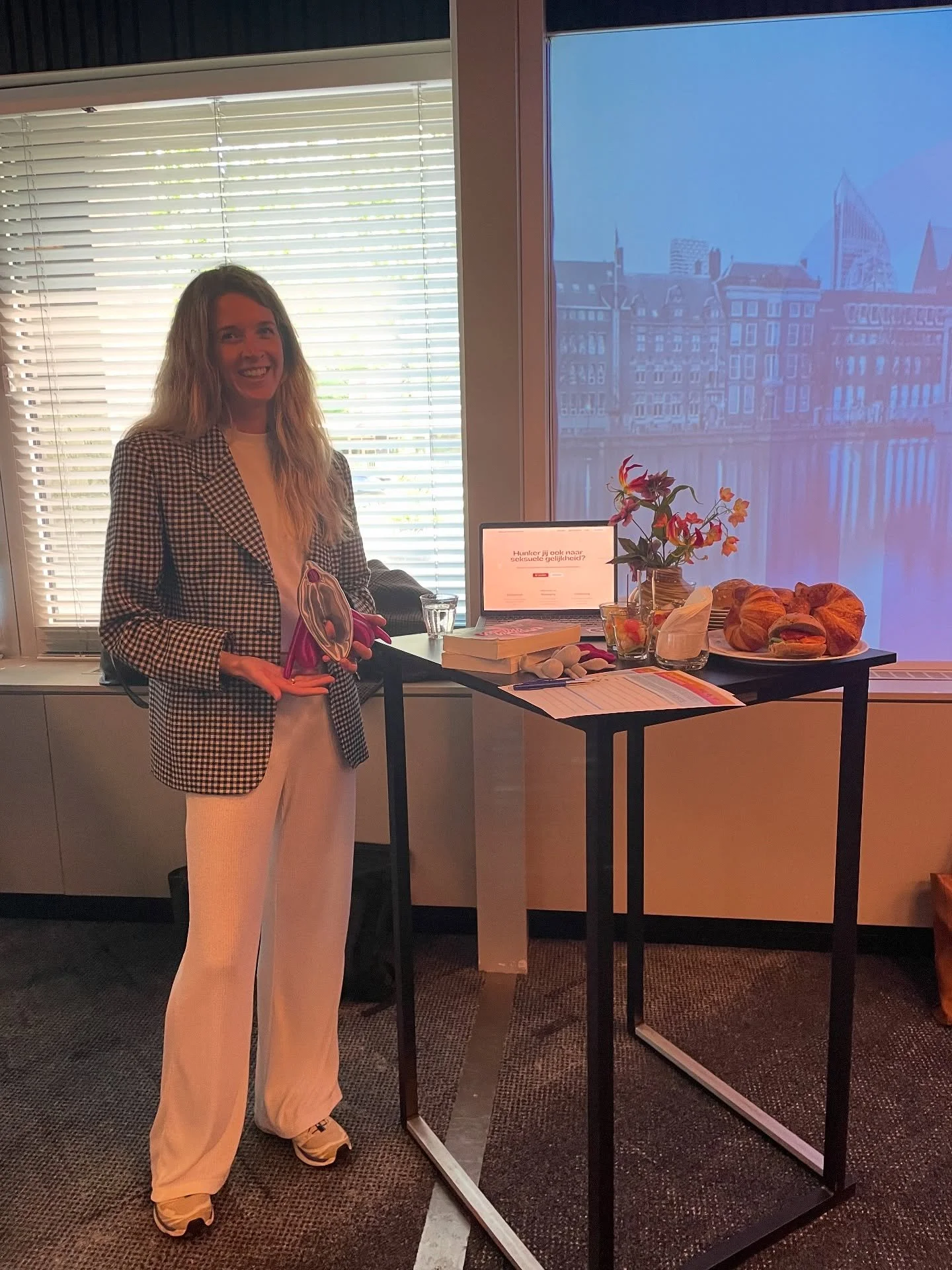 📣 Vanochtend sprak ik vanuit mijn bestuursfunctie bij Seksueel Welzijn Nederland met Tweede Kamerleden over het belang van seksueel welzijn. Deze ontbijtsessie werd georganiseerd door @women_inc in samenwerking met @rutgersnl en @cocnld als onderdee