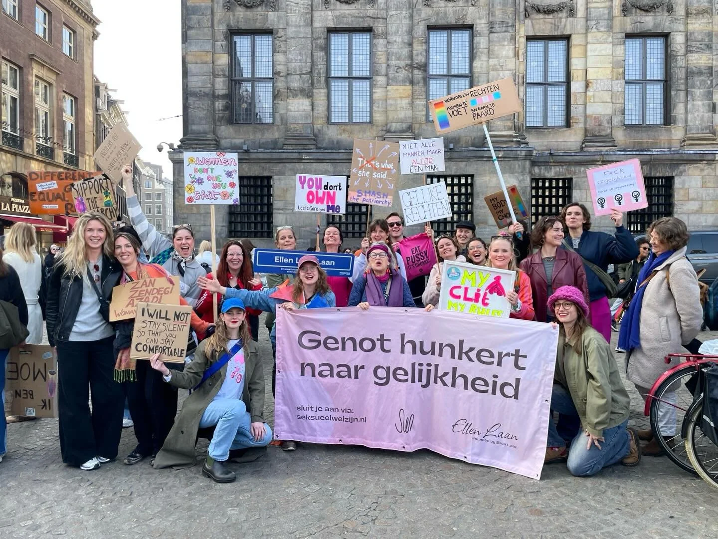 FEMINIST MARCH 2026 🔥

Op Internationale Vrouwendag liepen we met met 15.000 mensen de #feministmarch in Amsterdam. Omdat er nog zoveel om voor te strijden is, omdat wij hier veilig en gezond kunnen lopen, omdat gendergelijkheid en de positie van &a