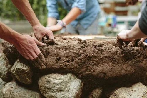 building-cob-walls-with-cob-mix.jpg