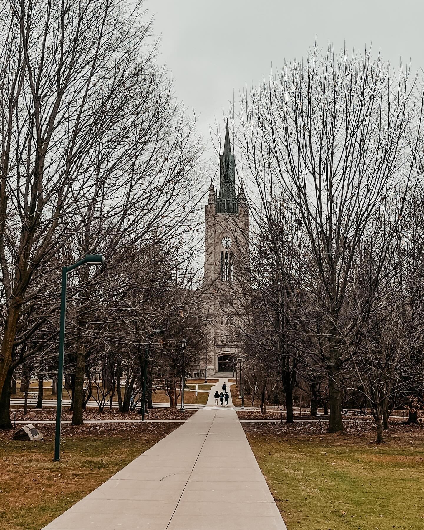 Get out of the cold on this Friday afternoon and visit the Grad Club. Don&rsquo;t forget to check our stories for the daily lunch specials 😋 #gradlifewesternu