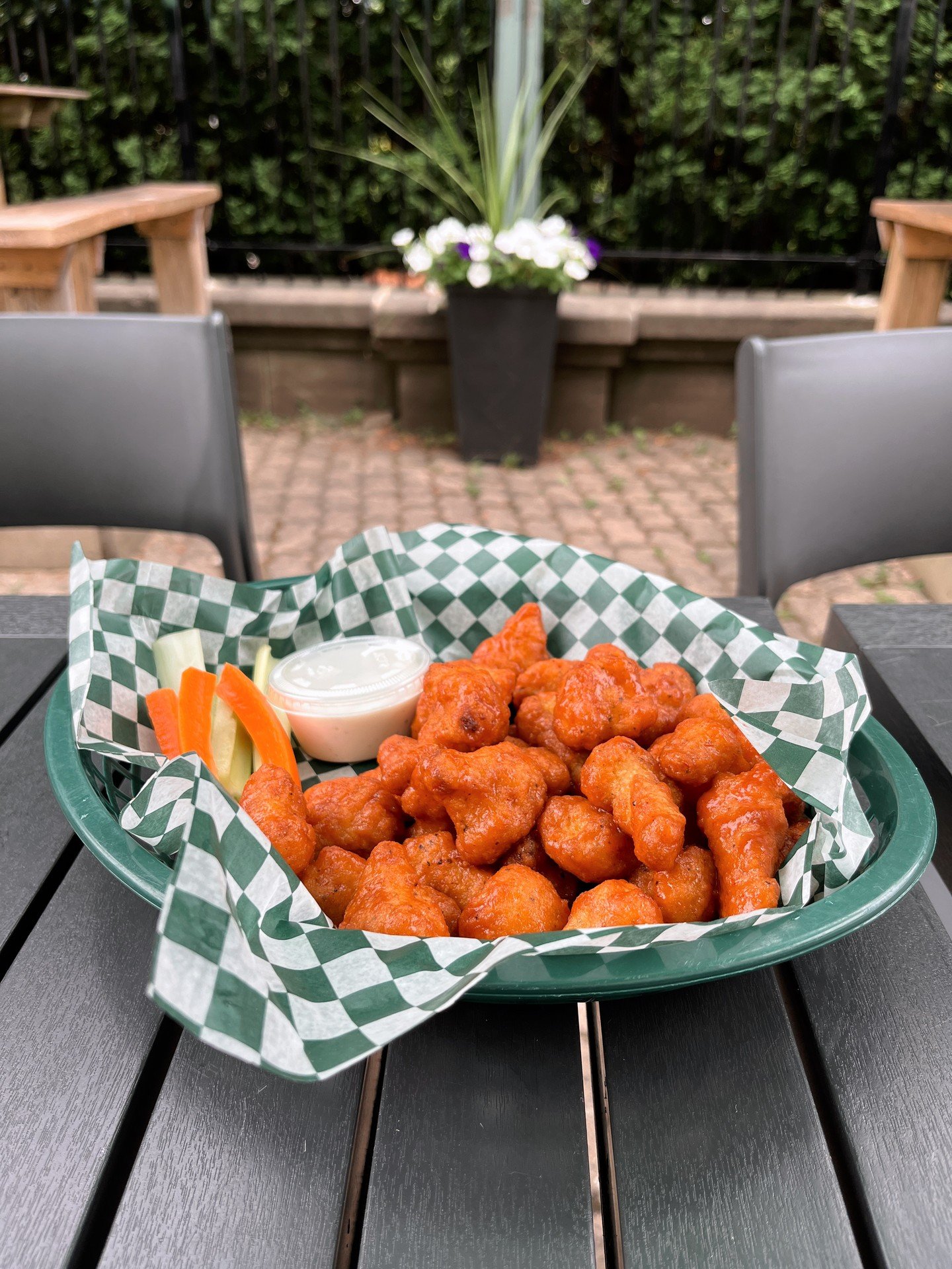 Have you tried our cauliflower bites? These vegetarian breaded cauliflower morsels, tossed in wing sauce, are the perfect snack to fuel you through Tuesday Night Trivia (starting at 7pm)!

#ldnont #westernu #gradlifewesternu