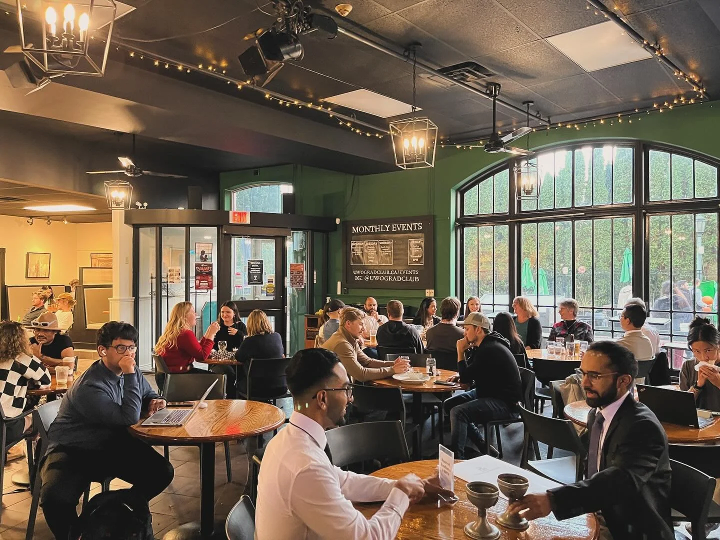 Need to escape the cold? Come warm up at the Grad Club! We&rsquo;ve got lunch specials until 2pm and Tuesday Night Trivia starts at 7pm!

#gradlifewesternu #westernuniversity #ldnont