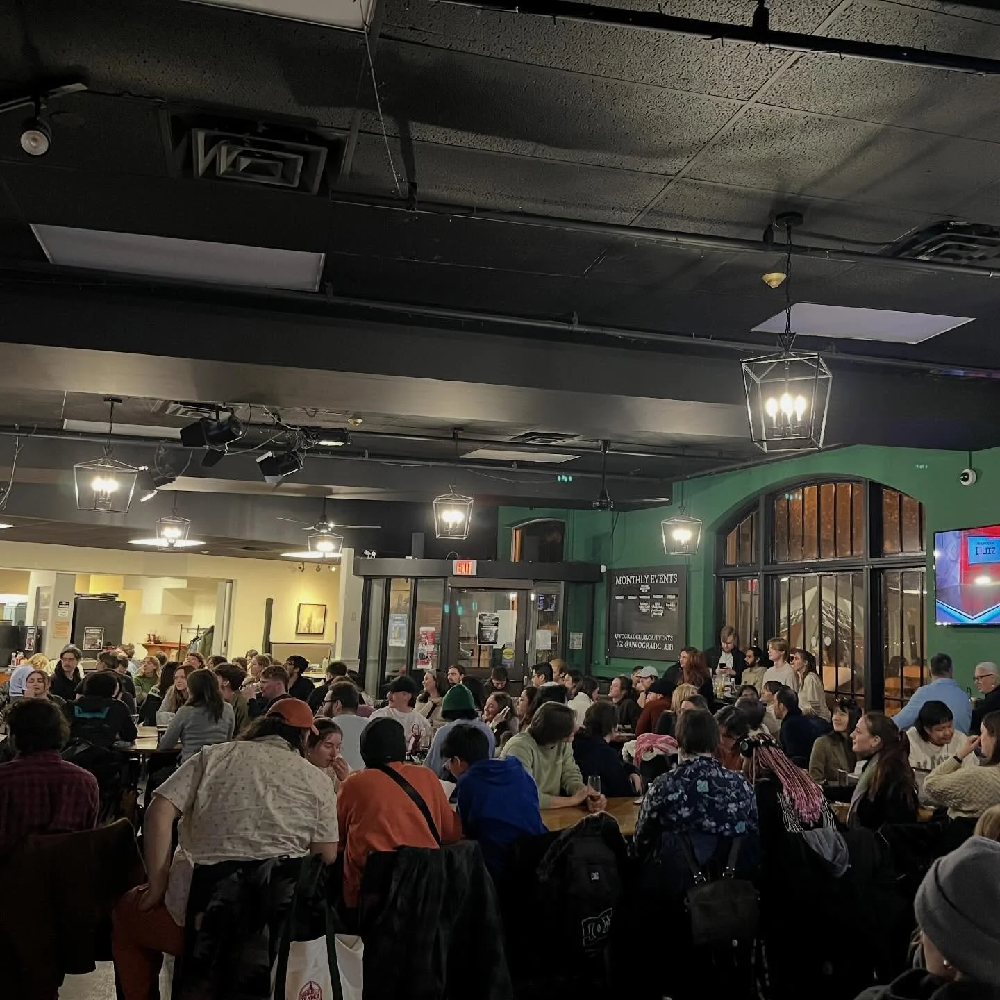 Tuesday Night Trivia is packed! Which teams will come out on top? 🤔 
#gradlifewesternu