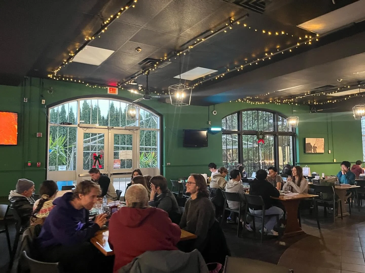 Escape the cold in our cozy dining room! The Grad Music Series starts tonight at 7:30!

#gradlifewesternu
#westernuniversity
#ldnont