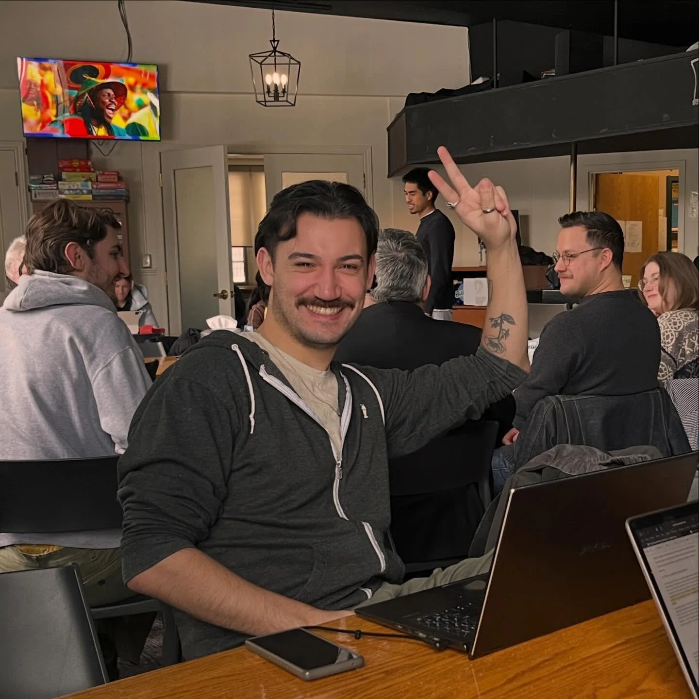 ✌️@westernsogs VP Academic @welcometocruztown knows how to escape the cold: study sessions at the Grad Club!

#gradlifewesternu