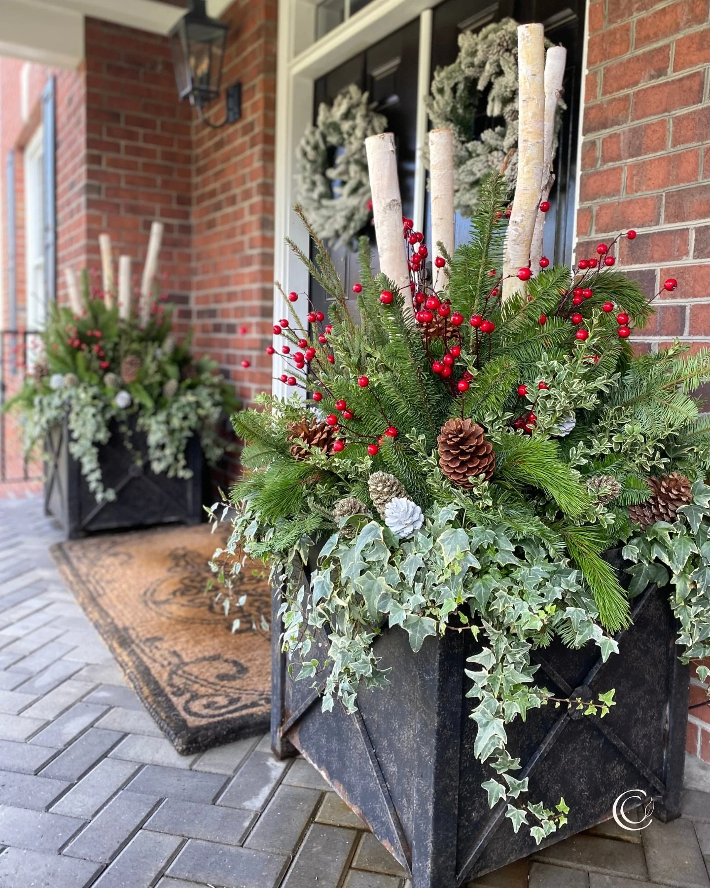 &hearts;️A favorite winter porch pair that proves a little ivy goes a long way! ➡️Swipe for the 360&deg; view.

#christmasplanters #holidayporchdecor #wintercontainergardens