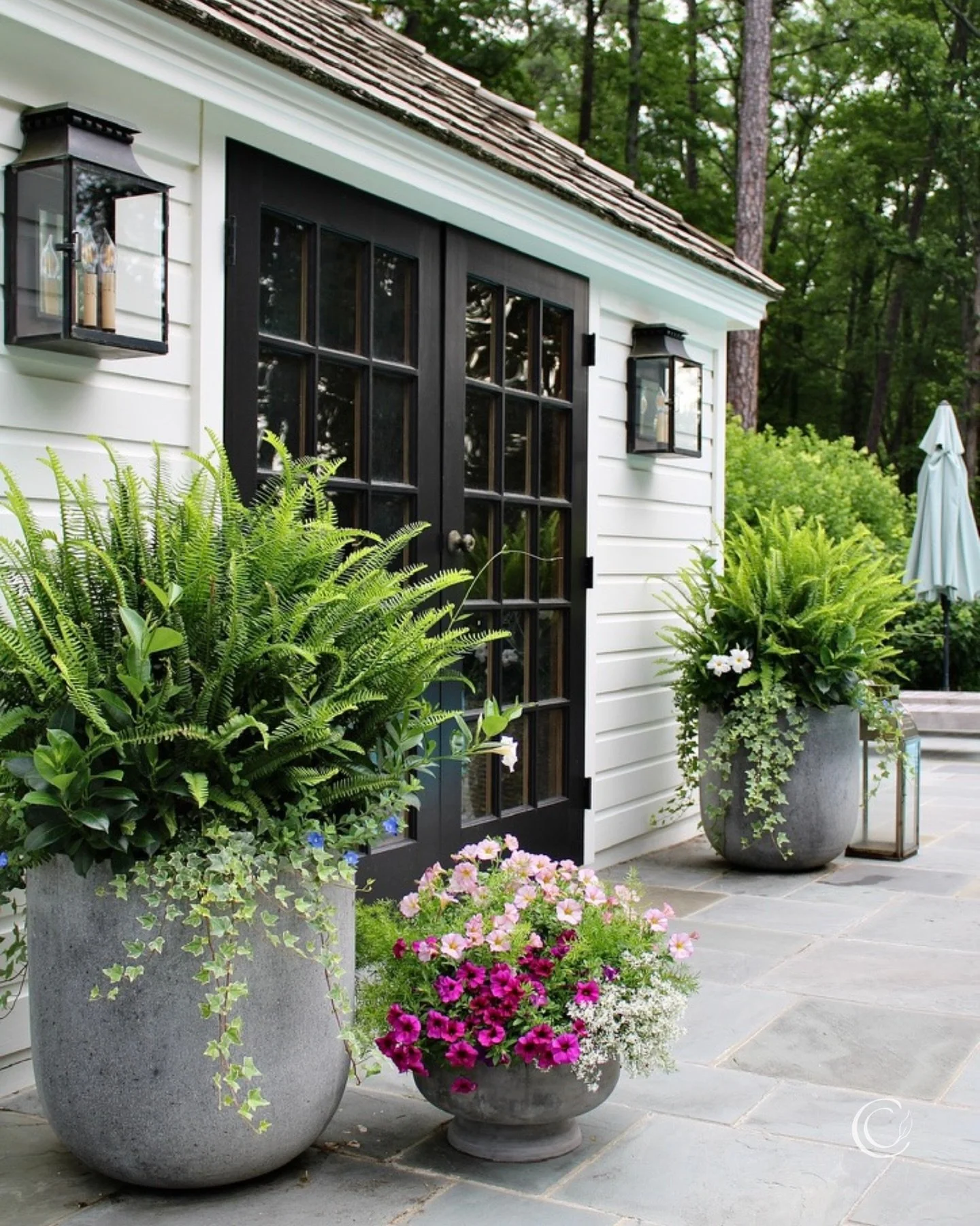 Felt like spring for a minute&hellip;and now it&rsquo;s pool season. If you&rsquo;re not quite ready, at least your pots can be. 🤷&zwj;♀️

#containergardening #poolplanters #outdoordecor