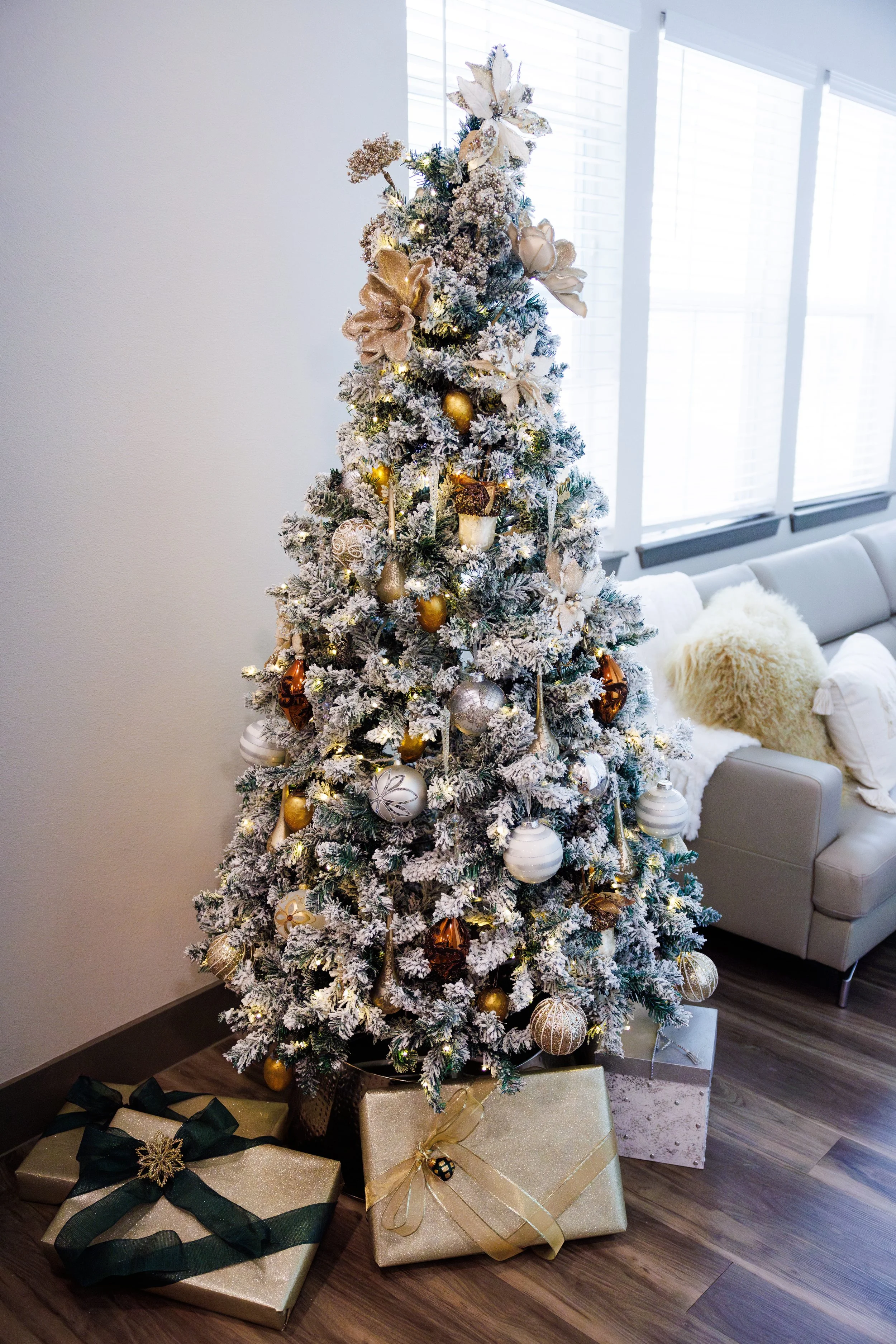 12.11.24-KayHolidayDecor-47.jpg