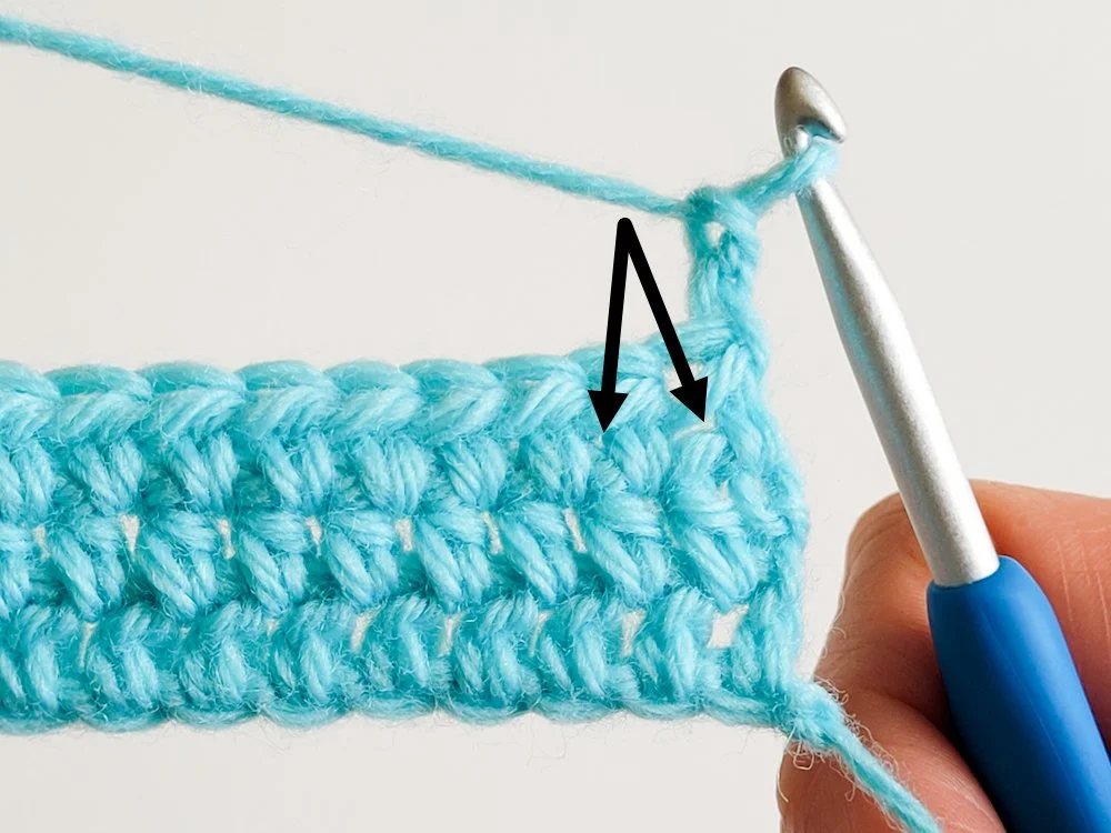 Two black arrows point to the spaces where a decrease at the beginning of the row will occur.