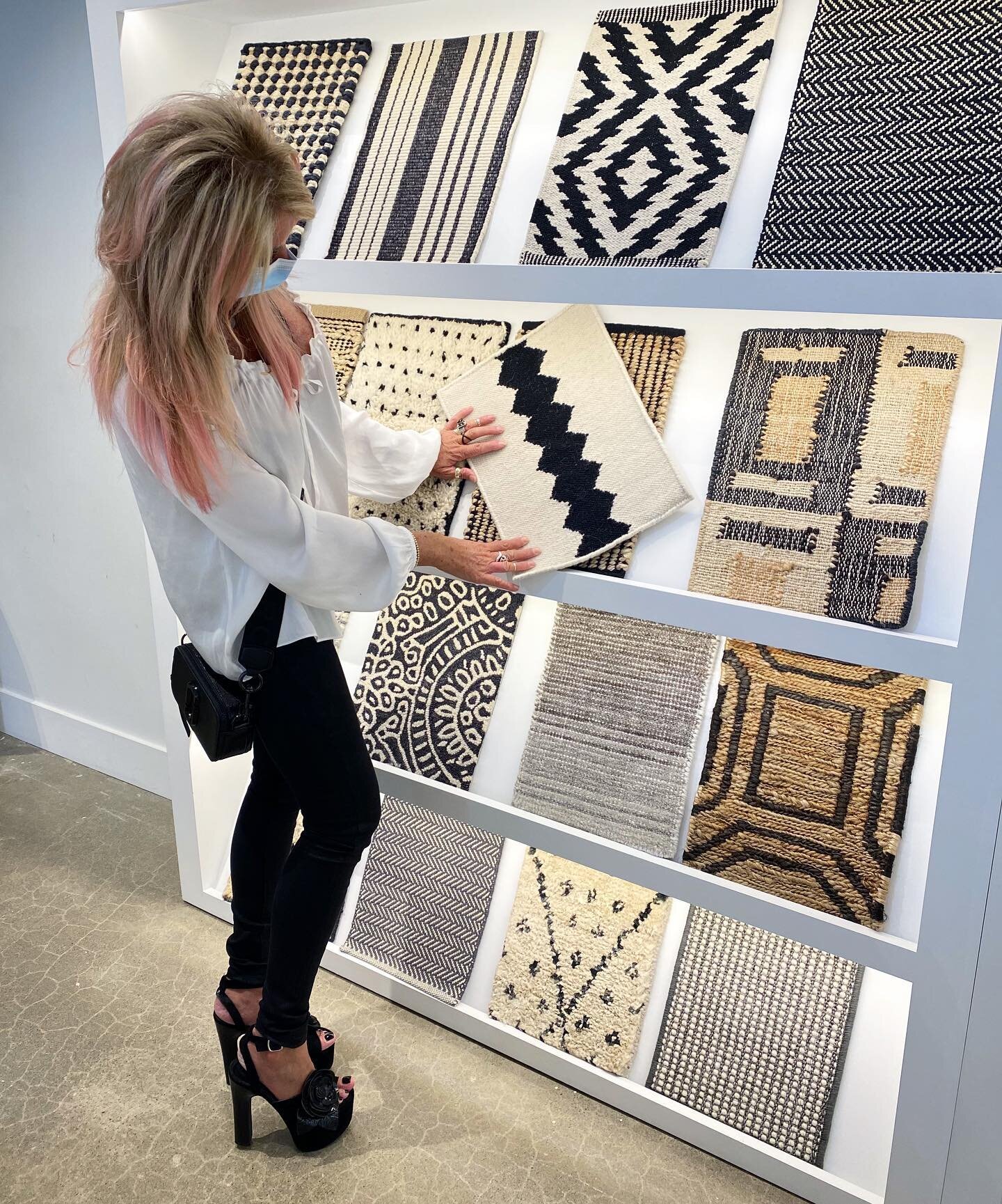 How do you choose just one?! @lagunadesigncenter 

#shopping #interiordesign #dashandalbert #rugs #layering #trend #blackandwhite