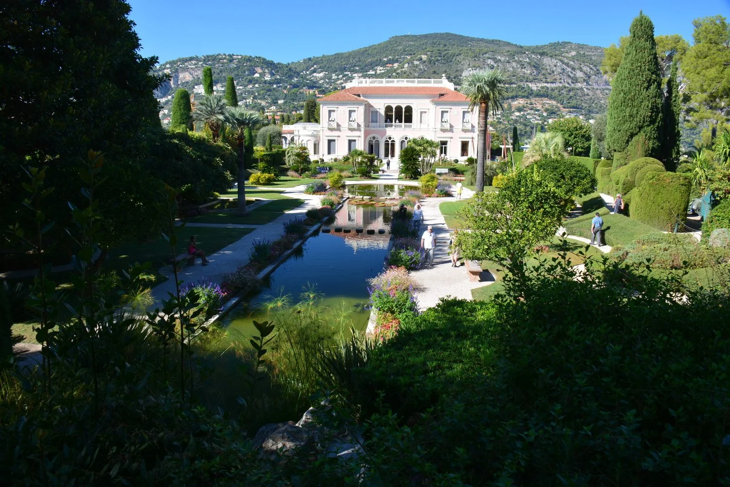  Beatrice Rothschild built this home after giving her unfaithful husband the boot when he gambled $50,000,000 away. 
