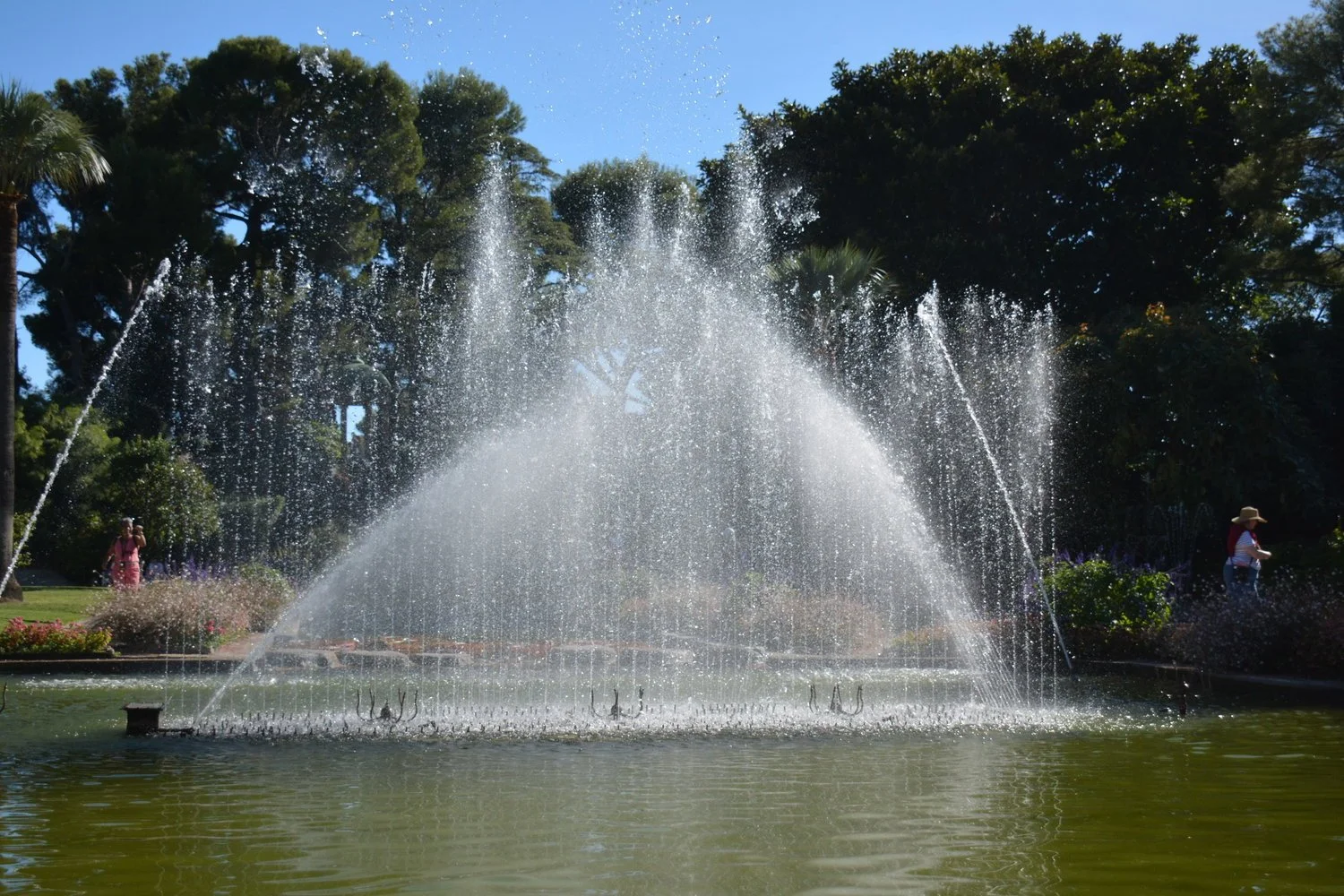  Dancing water in&nbsp;Beatrice Rothschild‘s garden. 
