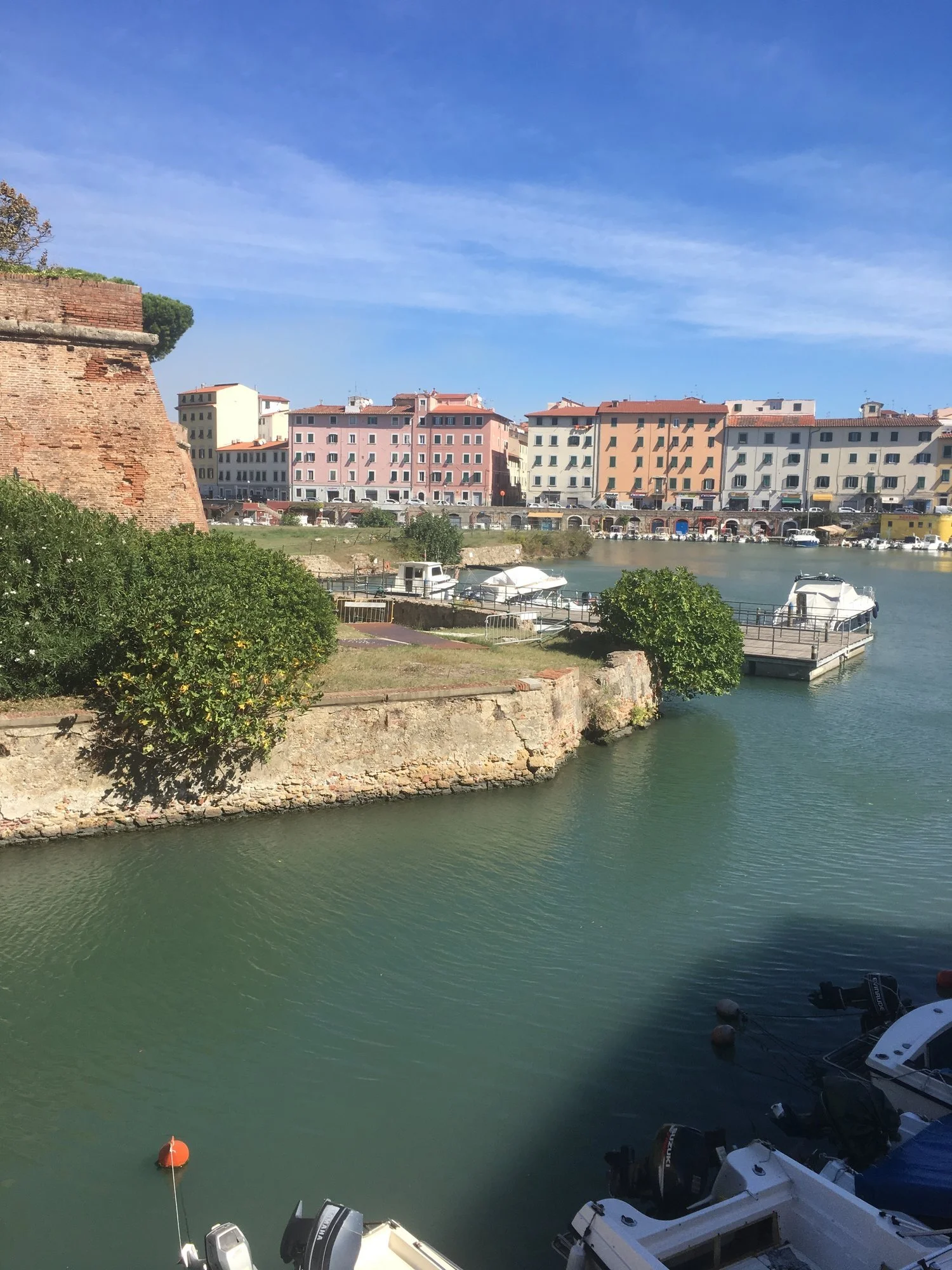  Even the moat around the one fort has lots of boats. &nbsp; 