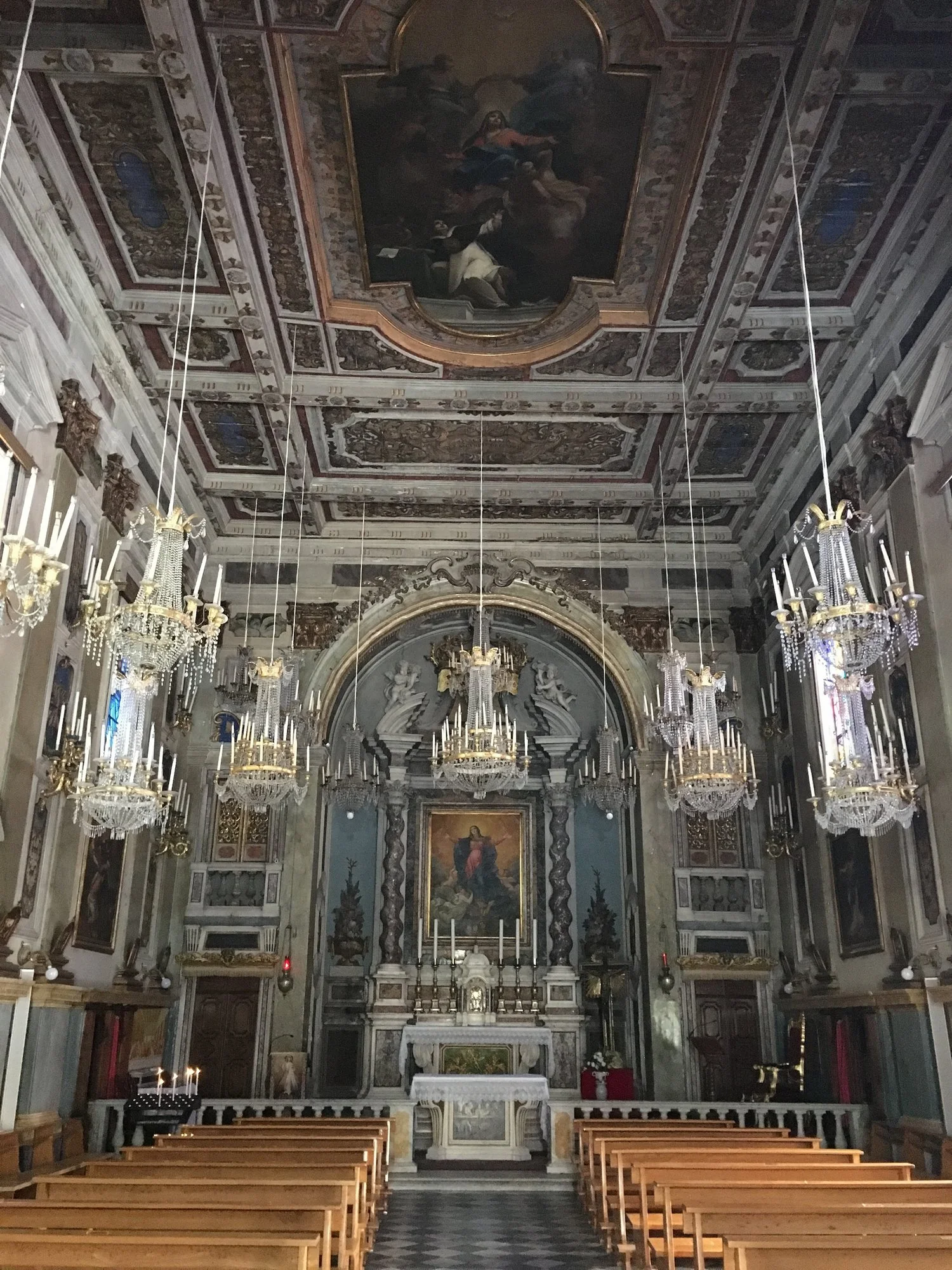  Lots of chandeliers inside the Duomo! &nbsp;Baroque style is heavy on bling! 