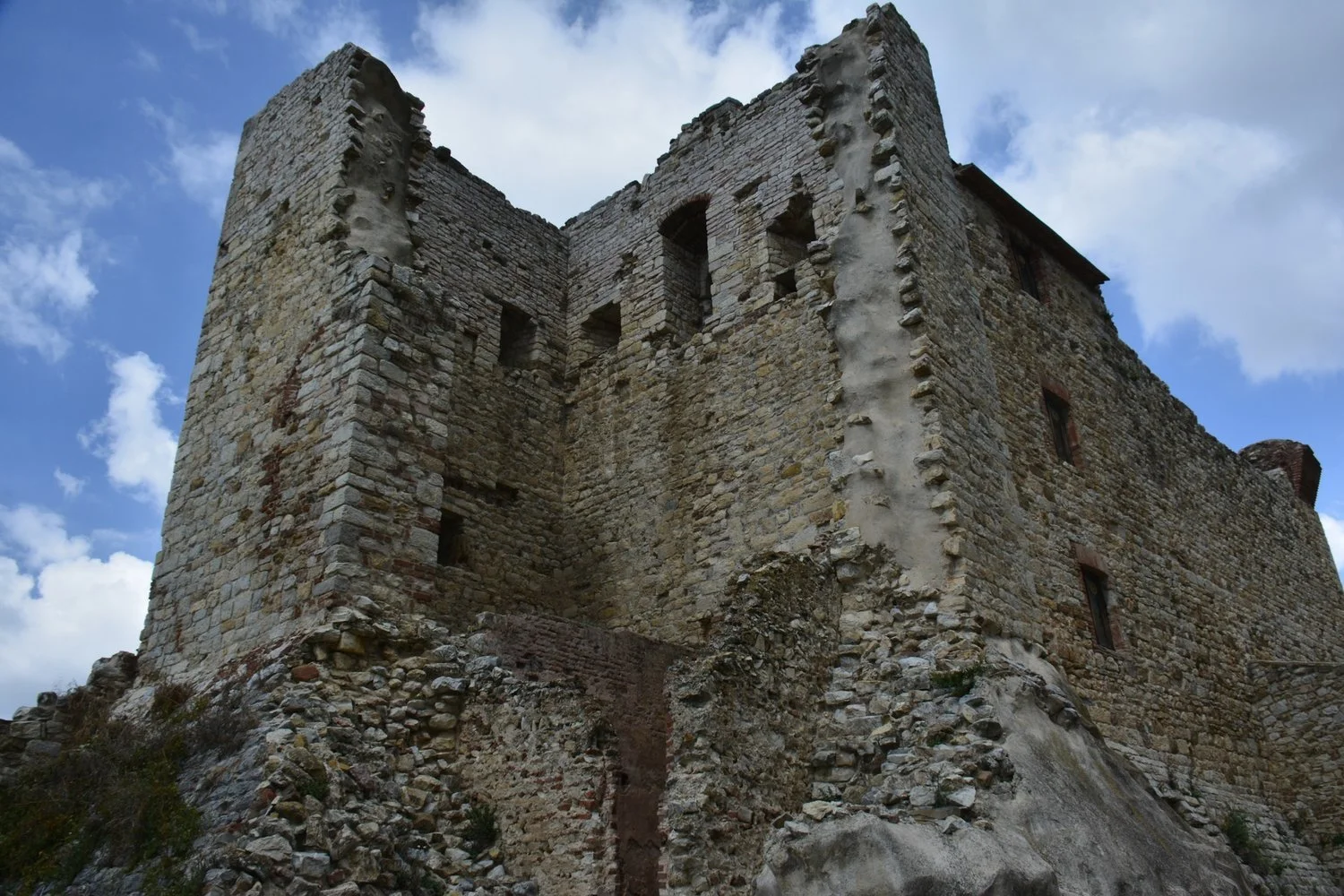  Ancient castle at the top of town.&nbsp; 
