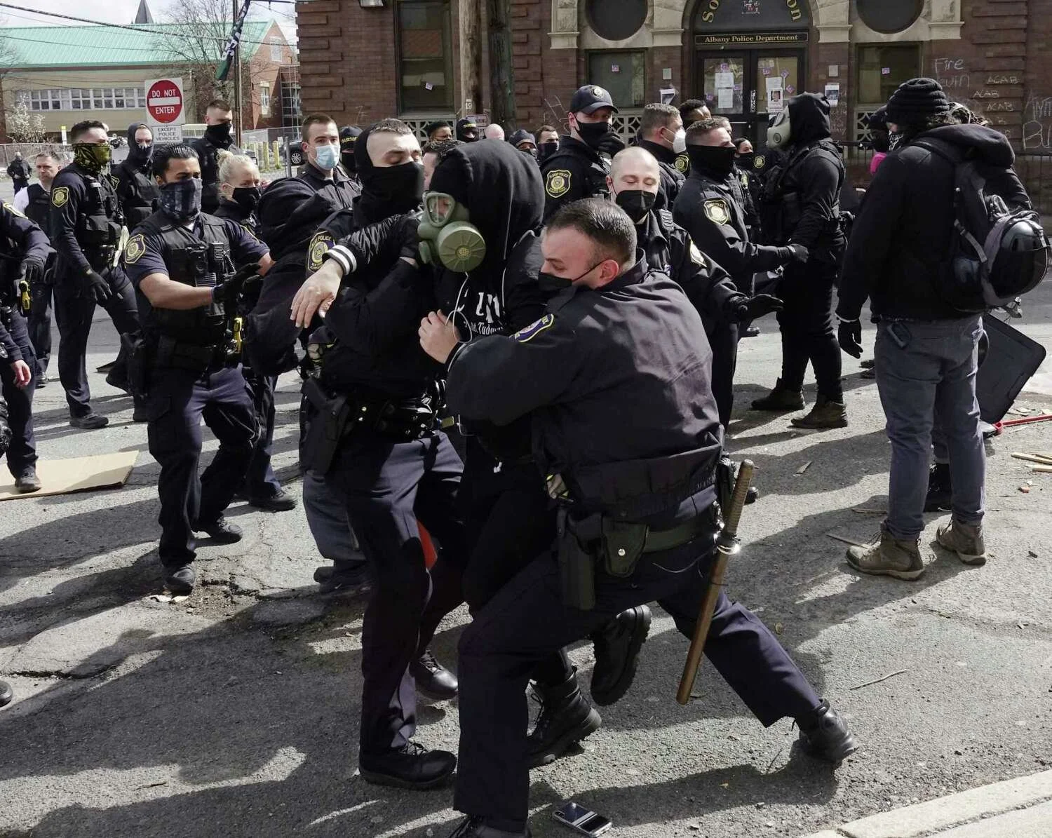 Albany police forcibly take back South Station street from demonstrators