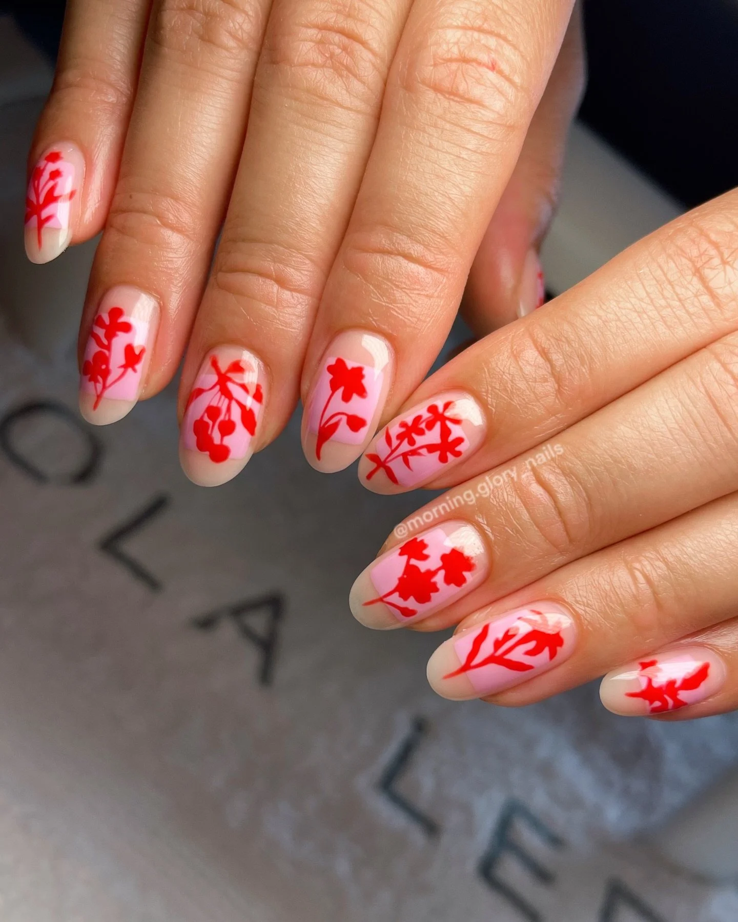 Pink and red floral silhouettes for Poppy 🥰 it can be a little finicky but I love painting squares on nails!! They truely add another element as simple as they are 😇
💅🏼Long Structured Infill
🎨Intermediate Nail Art
⏱️2hrs 20
🌈using @lolaleebeaut