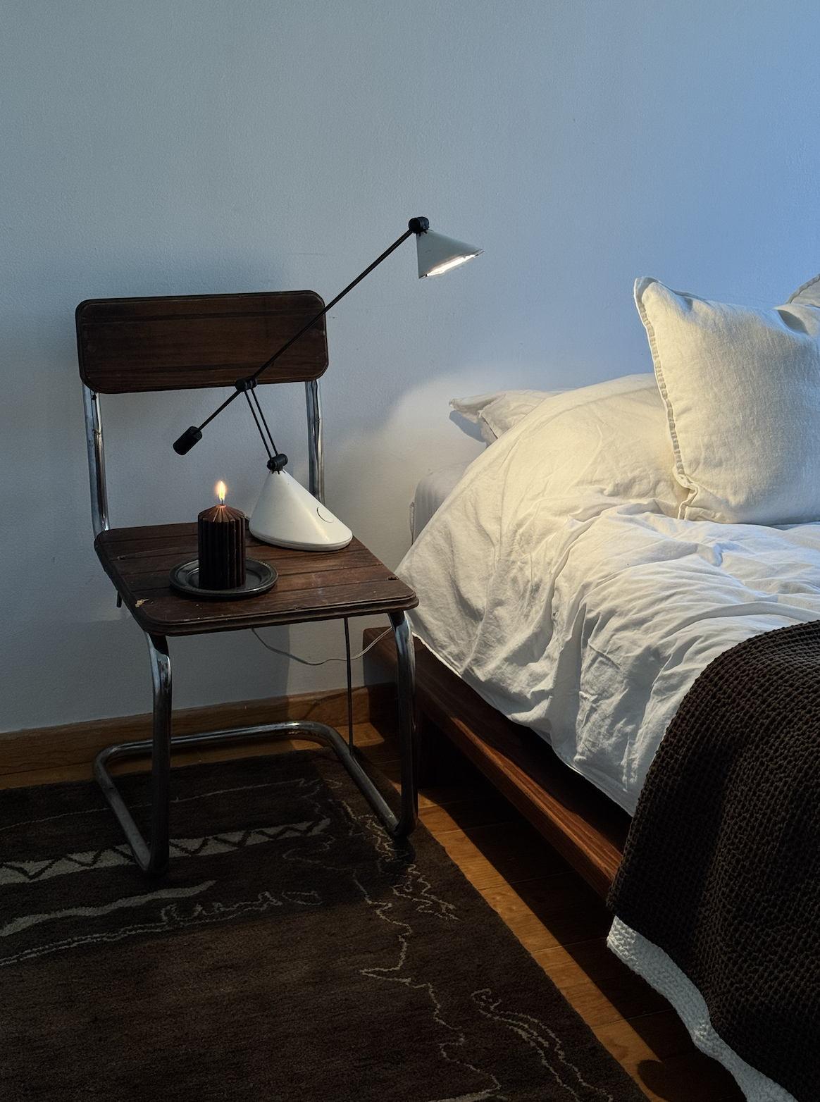 Vintage White Desk Lamp (on).png