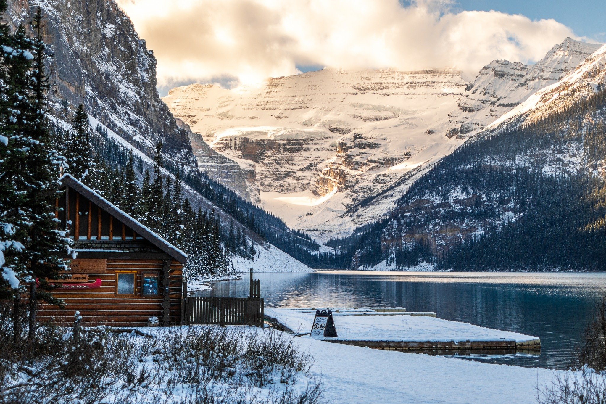 We're getting into the festive spirit now it's December and there's nothing more festive than snowy mountains and a log cabin (well maybe if Santa flew by too).🎅

 #canda #lakelouisecanada #lakelouise #lakelouisealberta #Christmas #christmastime #ch
