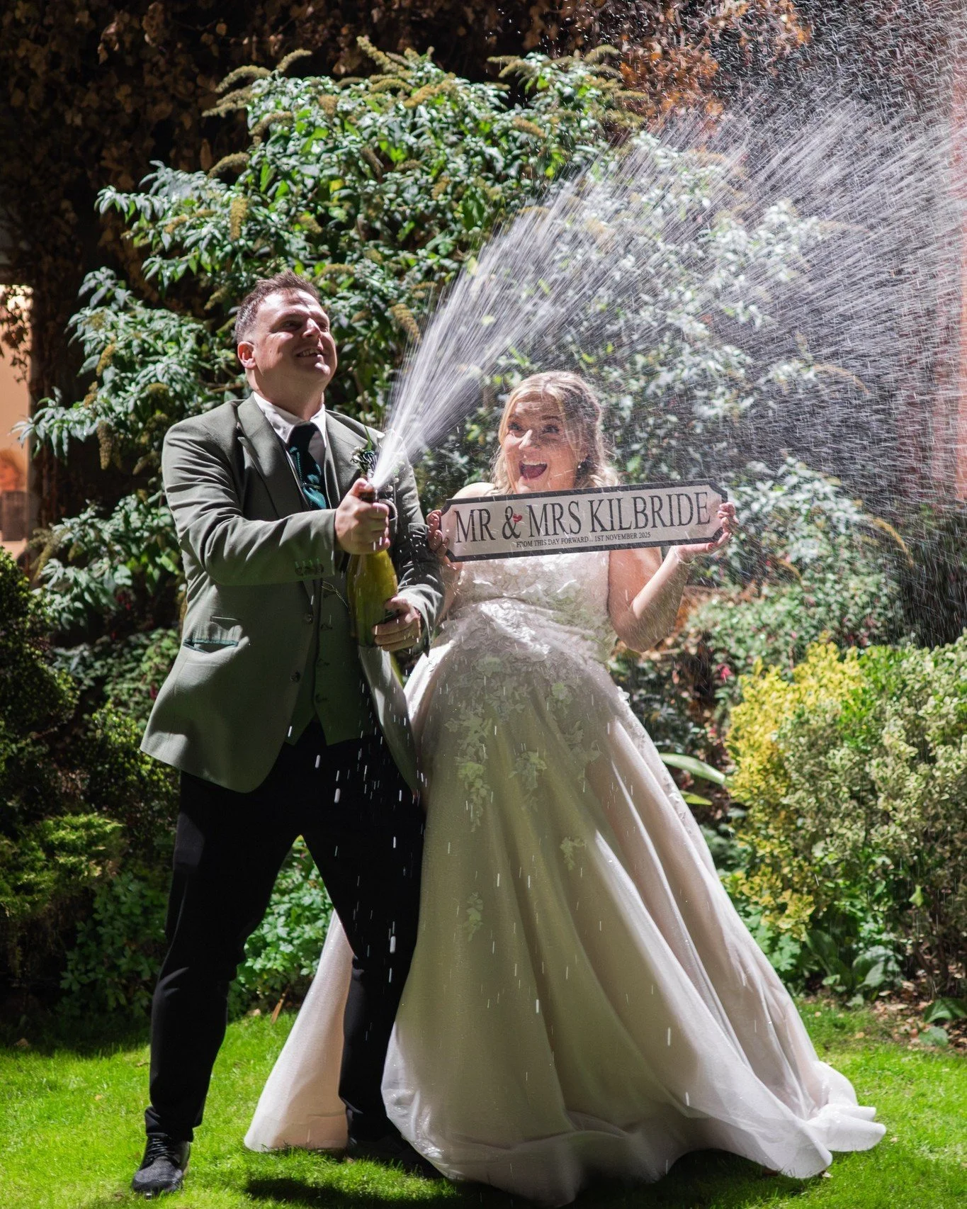 A huge congratulations to Sophie and Si, who were married at the lovely All Saints Church, Hurworth and @bannatynehoteldarlington  for their reception.

It was a day full of joy, singing waiters, beautiful hand-drawn illustrations and one of the best