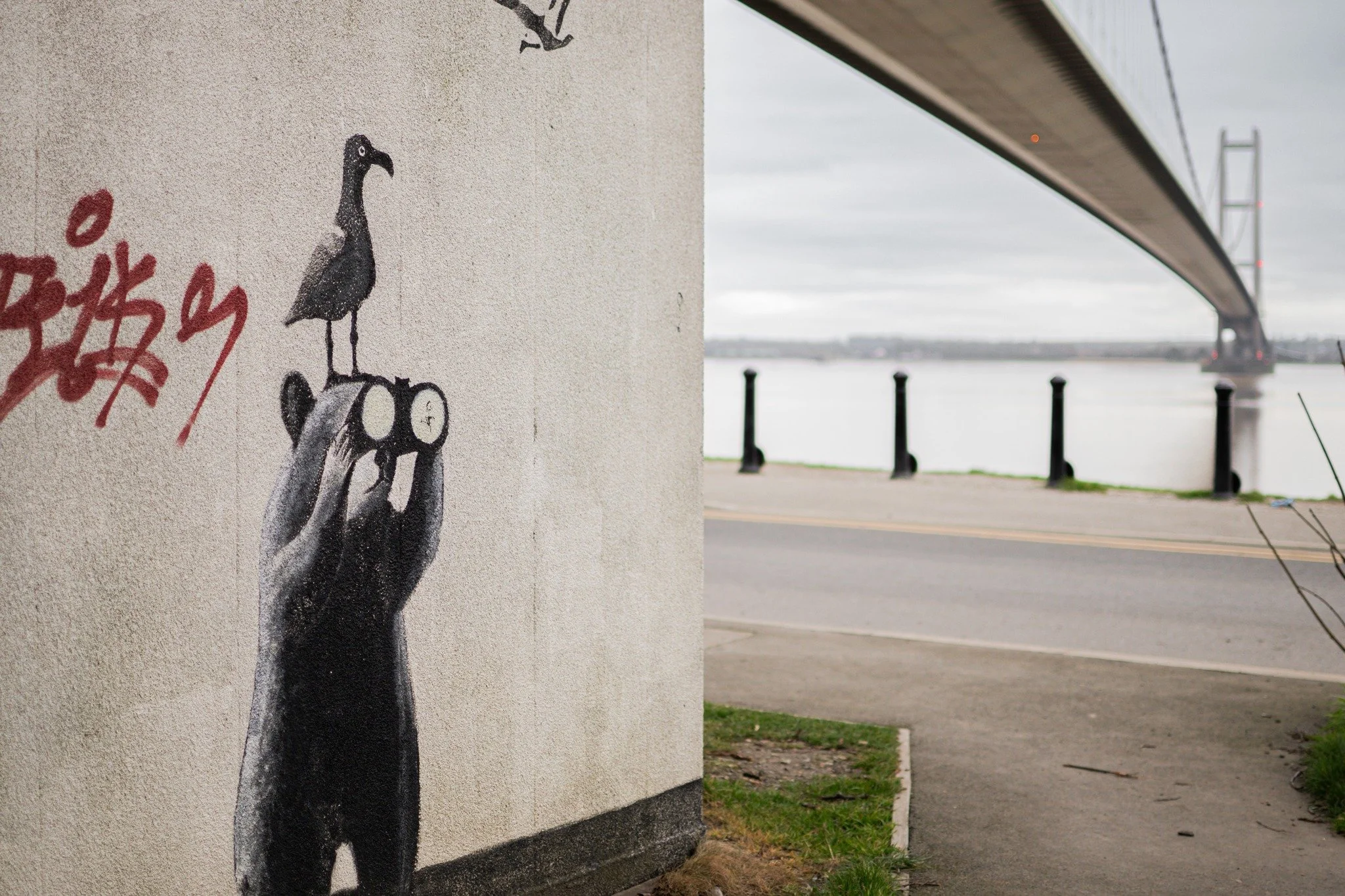 When you're taking photos of the Humber Bridge and you spot the perfect street art...I think he needs to angle his binocculars slightly though!

 #northeastphotographer #hull #northumberlandweddingphotographer #weddingphotographer #northeastweddingsu