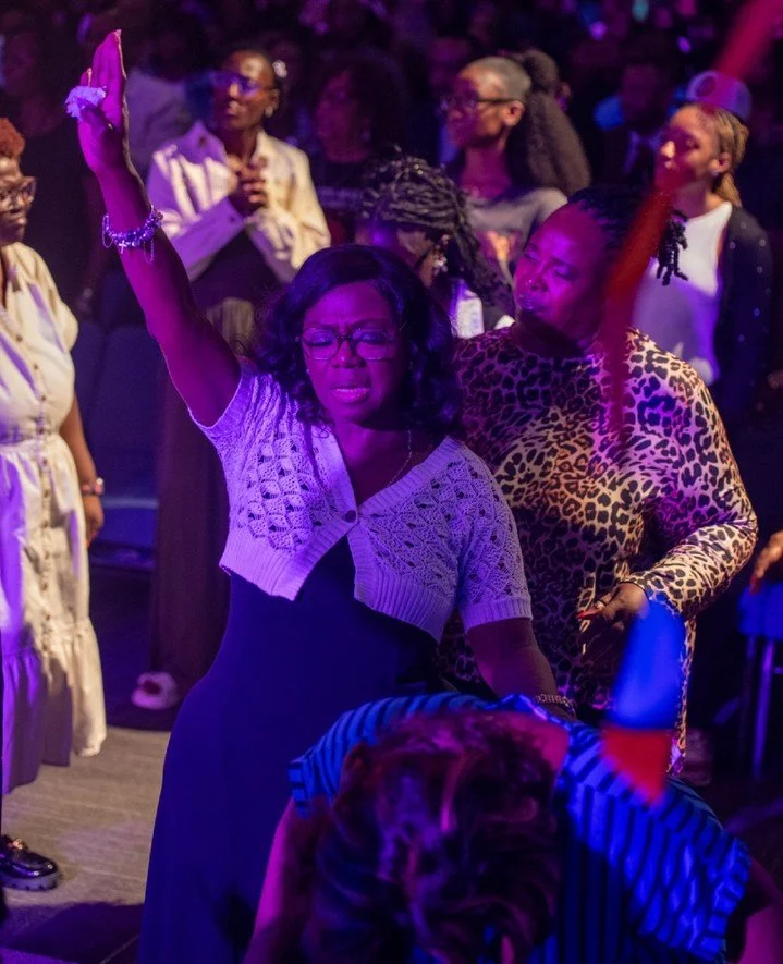 This is what happens when worship goes beyond words. When hearts connect with him, and his presence fills the atmosphere. 💙

Authentic fellowship. Authentic worship. Divine encounter. Koinonia.