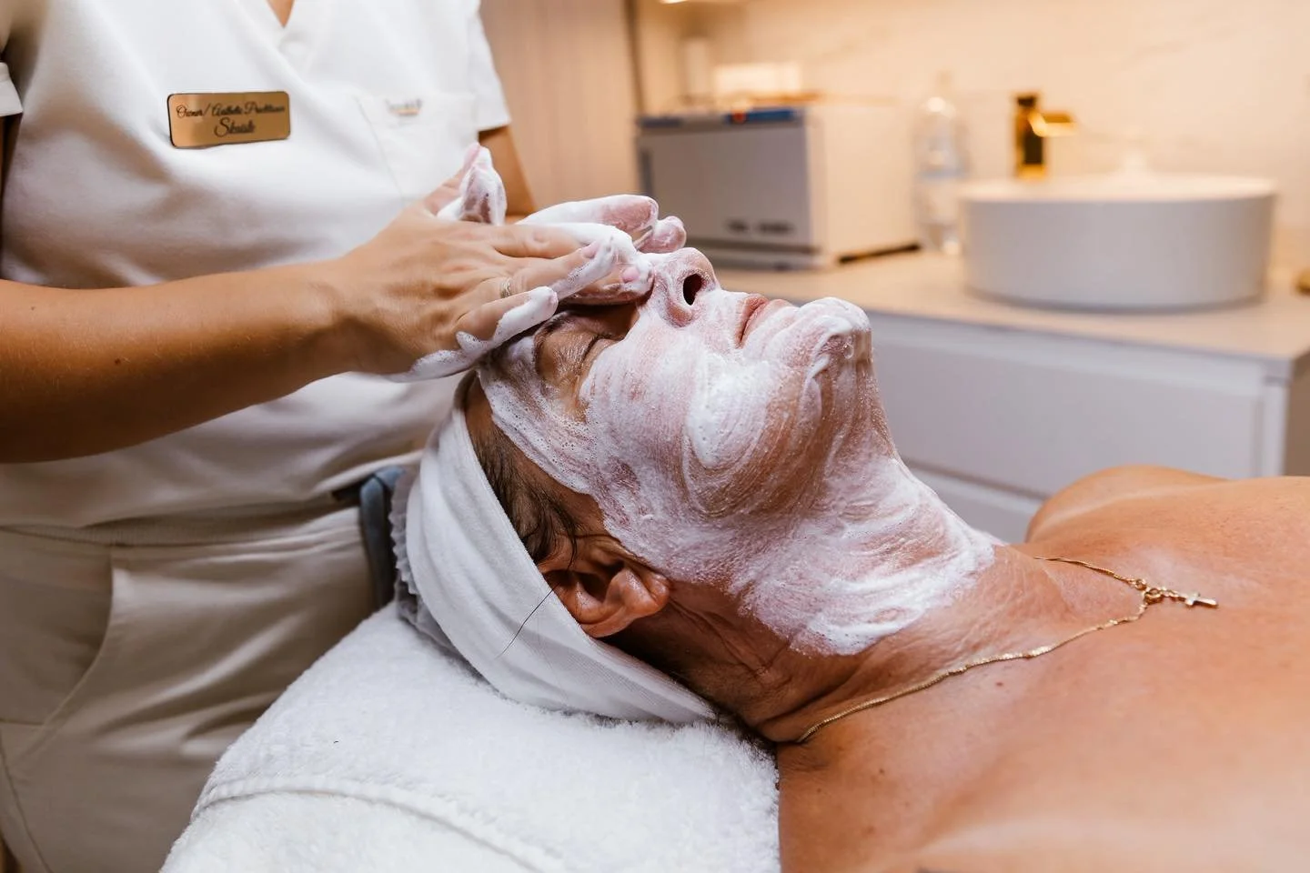 Glow Mode: ON
Peel, reveal, repeat. It’s that time of year to level up your skin game and say hello to radiance!
Why Choose Professional-Grade Peels?
Your skin deserves more than just surface-level care. Professional peels go deeper to:
π