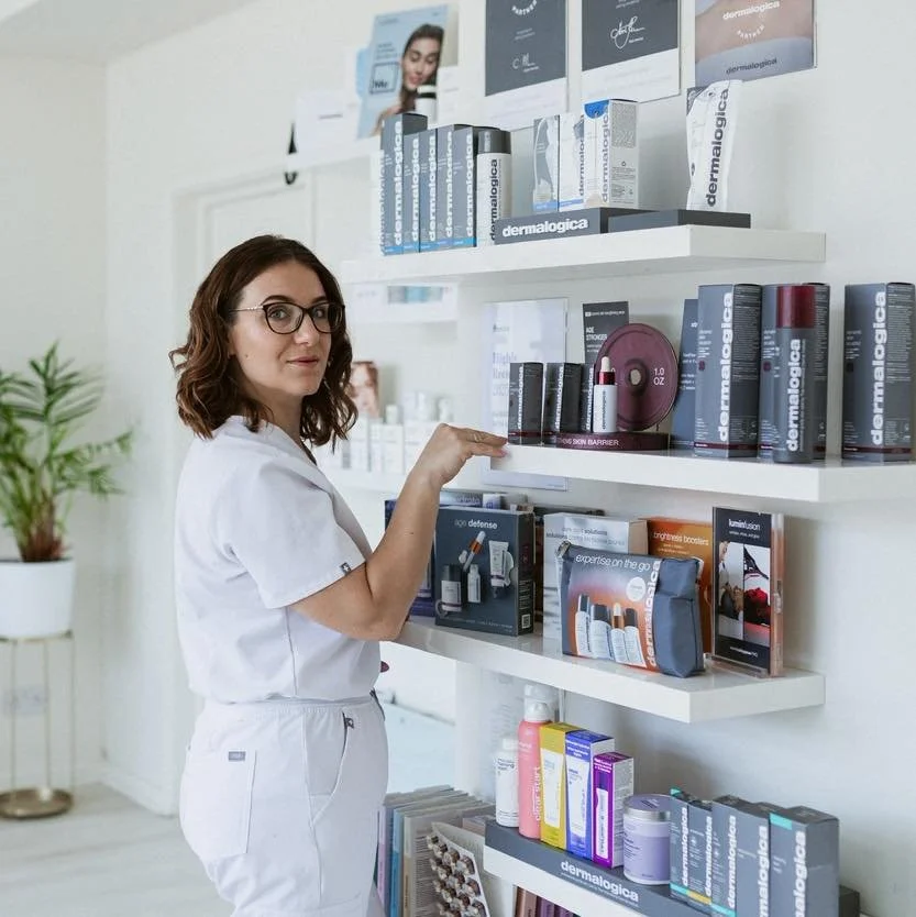 The Science of Skin Glow
π‍βοΈβ¨ Want radiant skin this winter?
We’ll uncover the treatments that bring your glow back – from gentle peels & facials to LED light therapy & mesotherapy boosters.
β Science-backed, glow-approved!