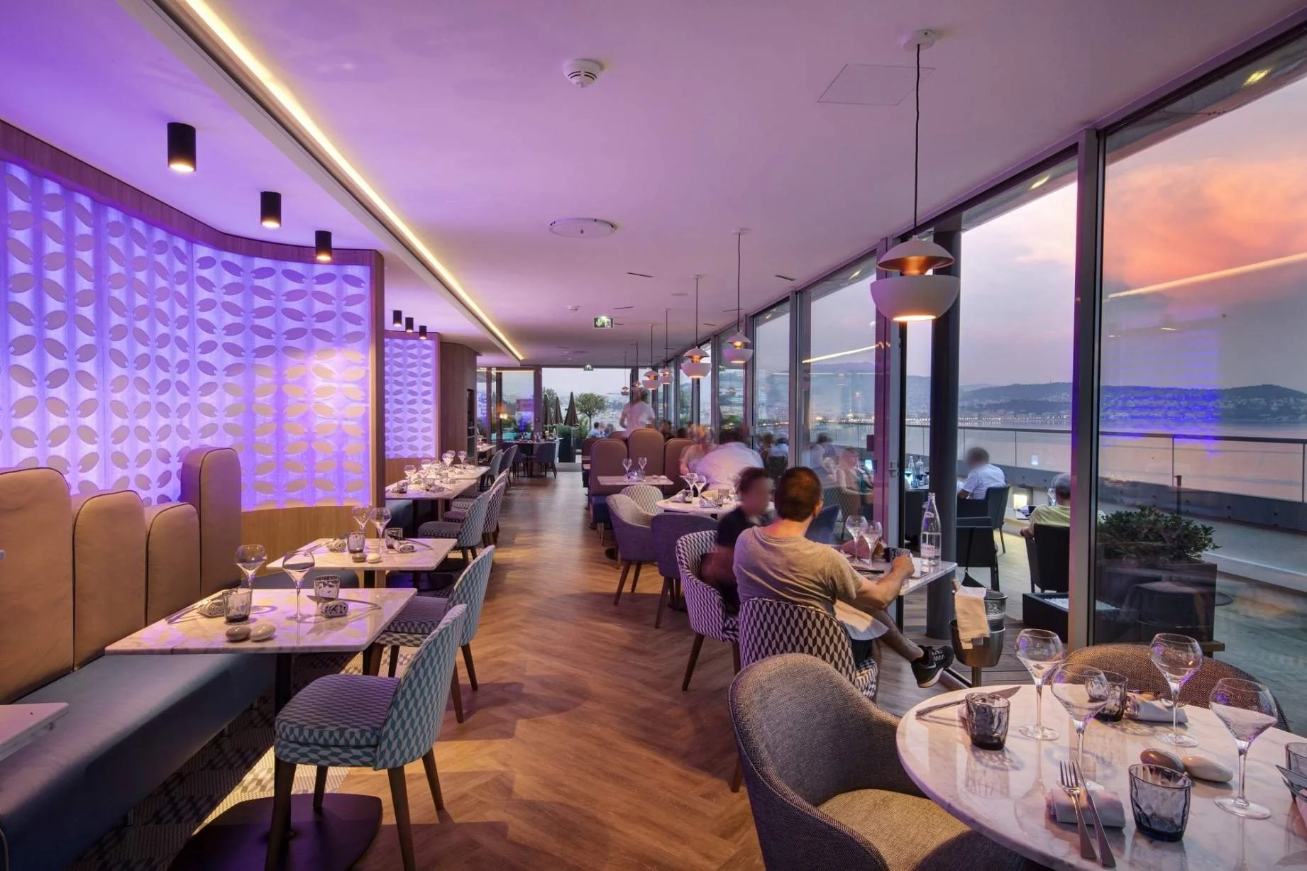 calade-rooftop-restaurant-interieur-soir-1.jpg