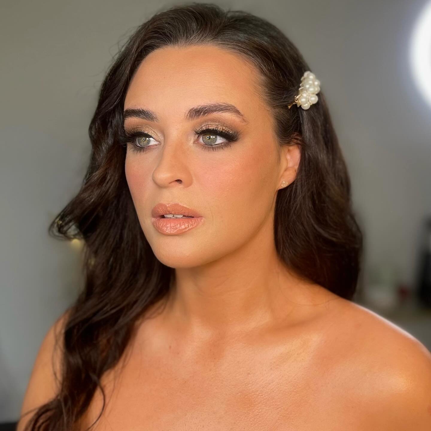 Are you a Matte or Glitter Girl? ✨
Swipe to see this eyeshadow of Dreams ~ I was totally shocked at how pigmented it was! I mean wow 🤩 
.
.
.
.
Beautiful Model @ninadalziel 
.
#bridalmua #eyeshadow #matteorglitter #glittereyeshadow #norfolkmakeupart