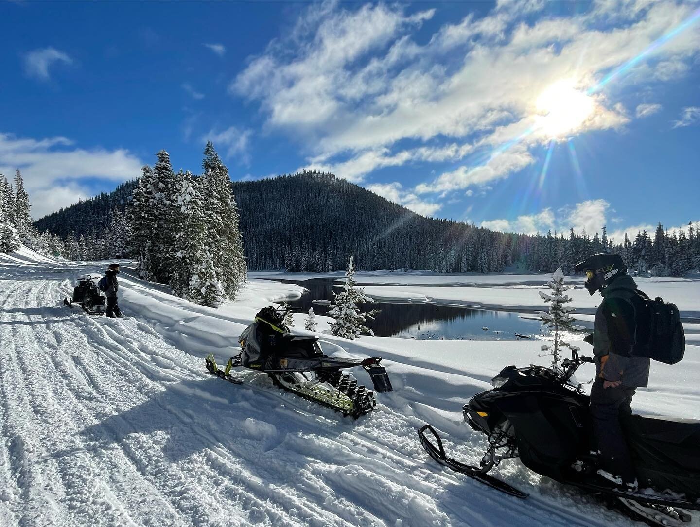 Great day for these lucky customers&hellip; still some soft stuff around to play in, and some epic views to finish off the ride out at Sparks Lake. Plus a free workout on all those whoops 🍑😂

Thanks for the support @grantfbend 🤙🏼

#ridewithelevat