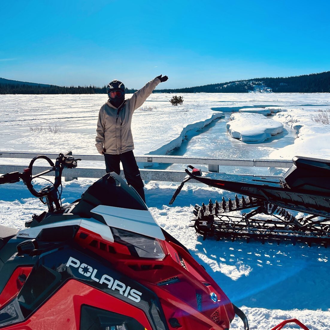 Just another bluebird day up at Sparks Lake ☀️

#snowmobiling #polarissnow #bendoregon #backyardbend #ridewithelevation 

@polarissnow 
@high_desert_rippers 
@mooncountrysnowbusters