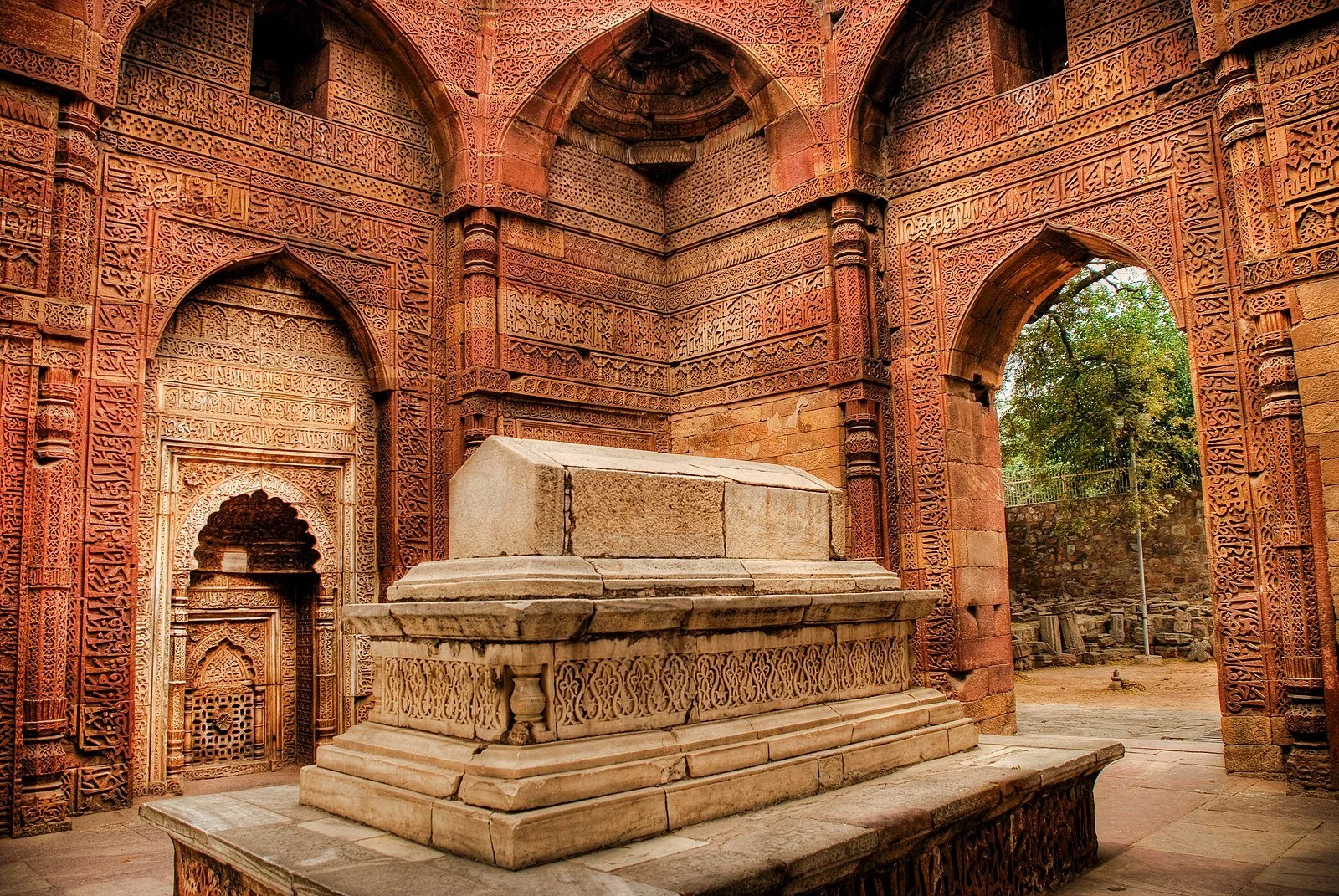 Tomb_of_Altamash.jpg