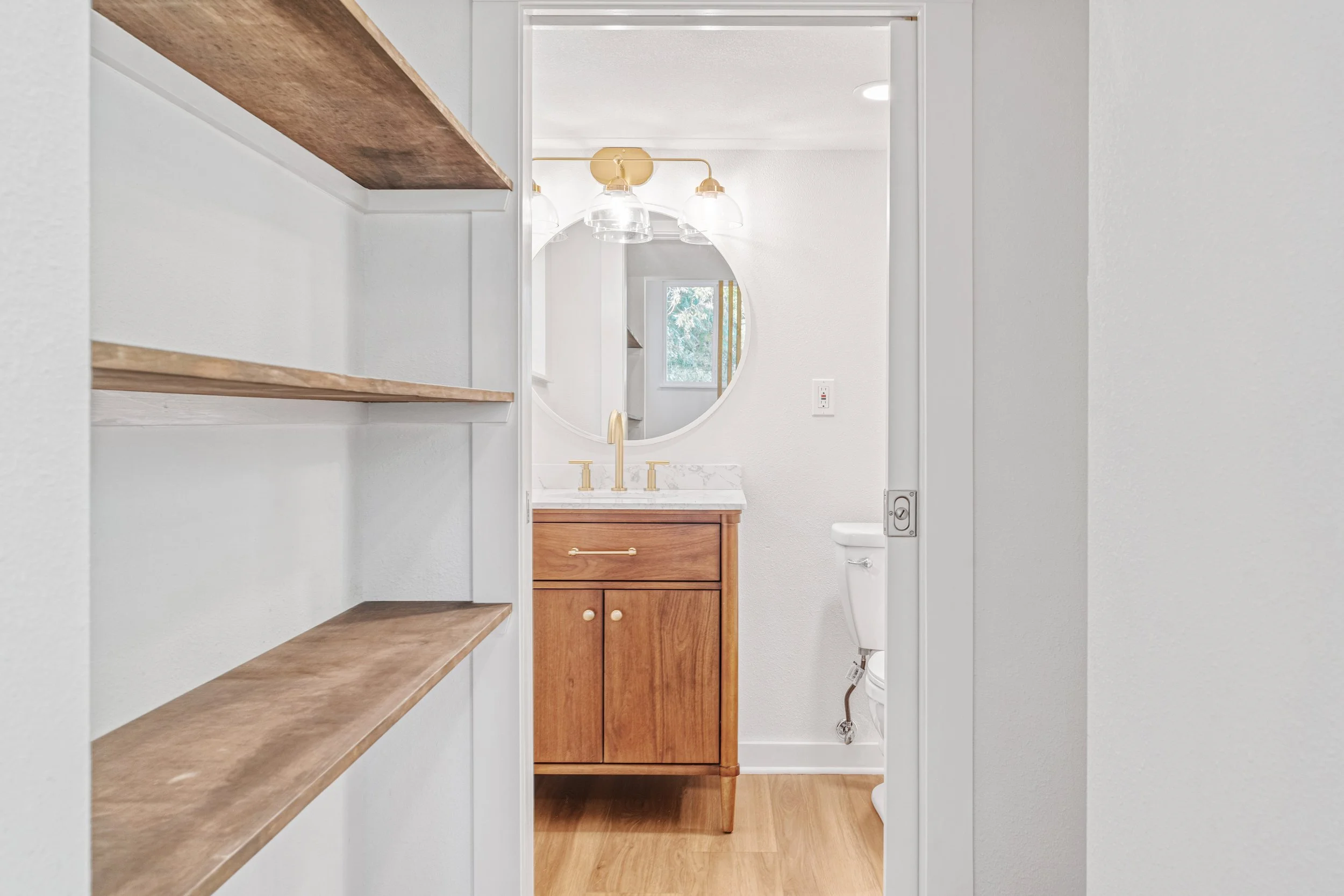 HH - Bathroom Hallway (Facing Inwards).jpeg