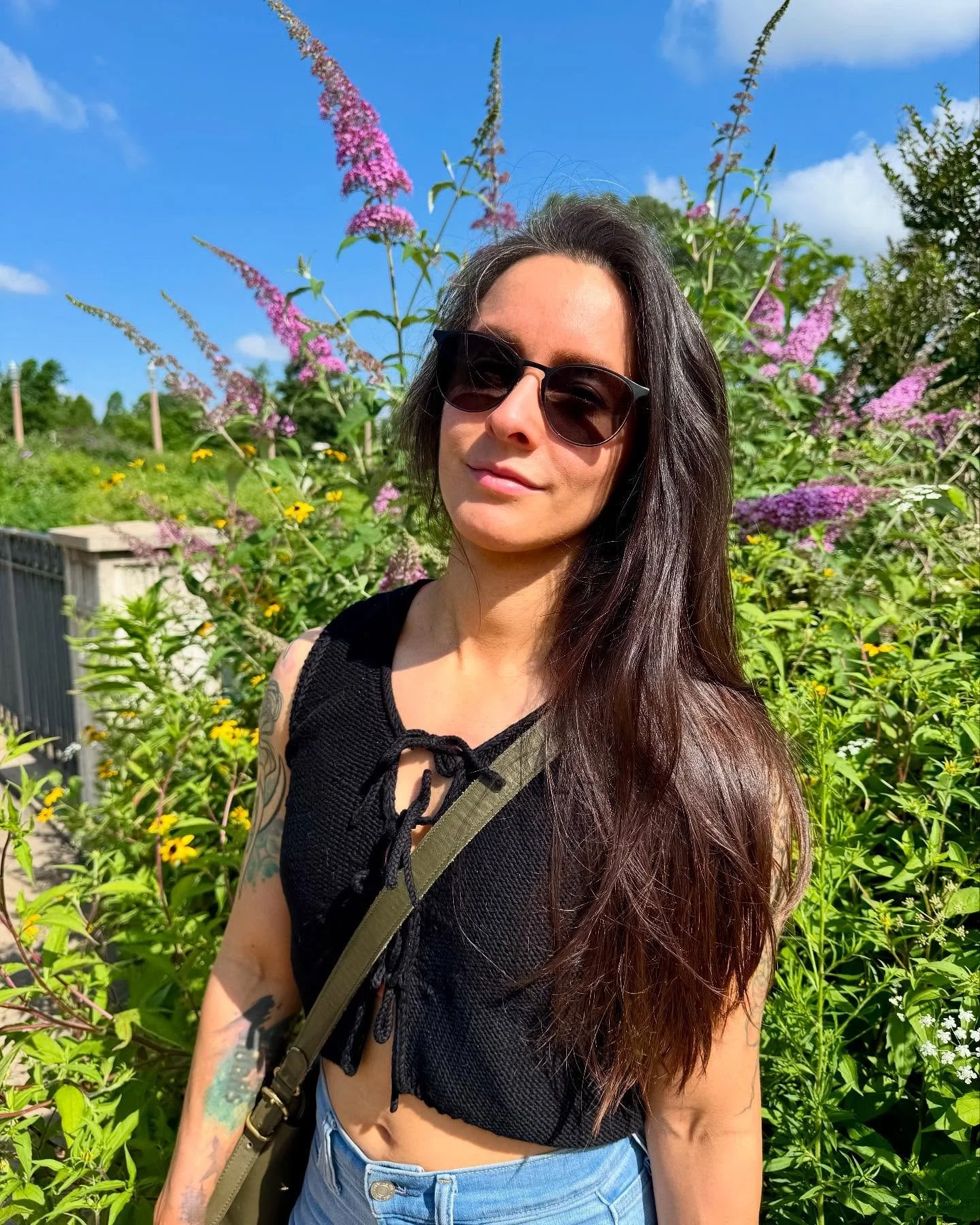 mi hermosa hermana 💖 in the first and only top i&rsquo;ve had the patience to knit ✨

#knitting #knitwear