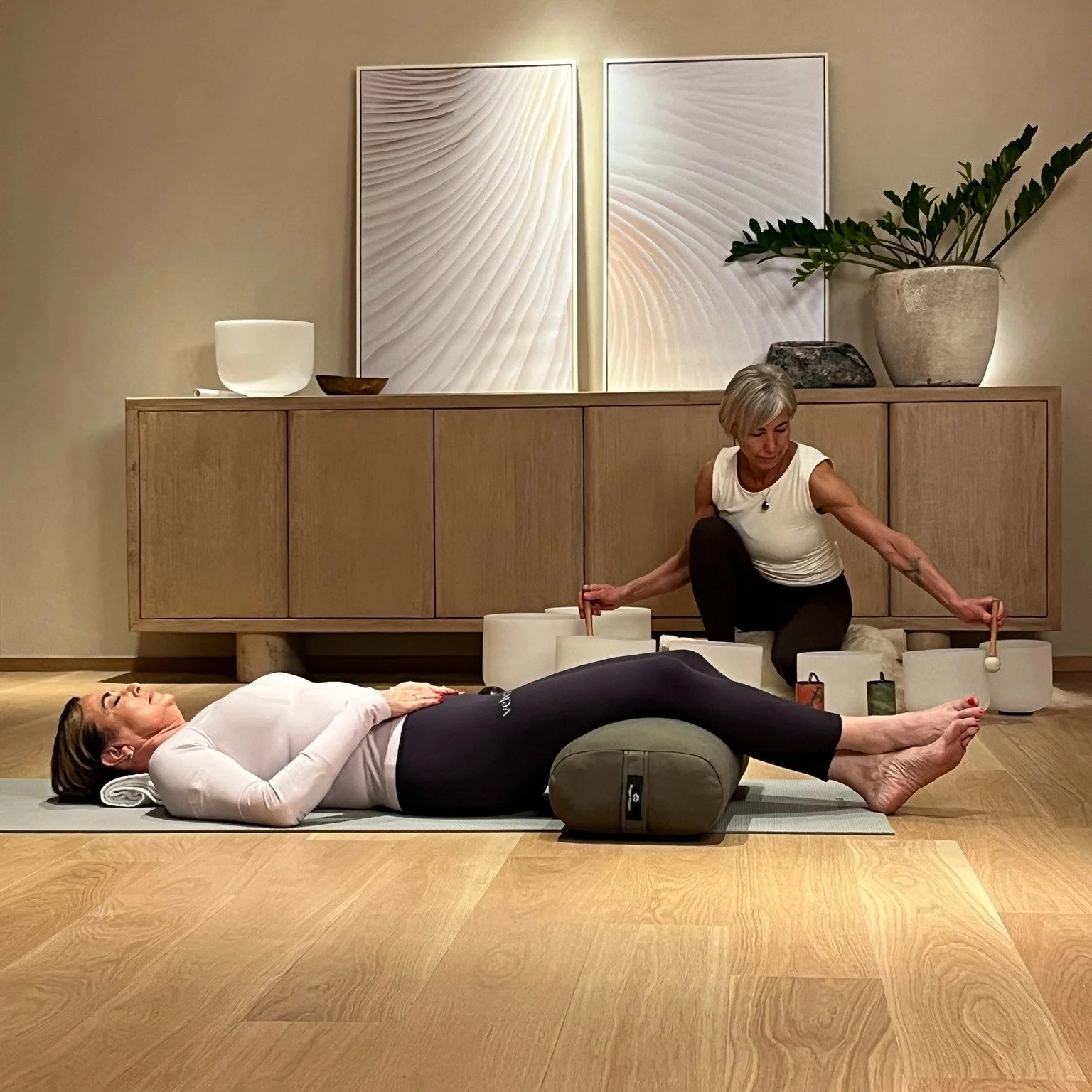 Another amazing 2-day photo + video production in the books ❄️📸🎥 A lifestyle shoot with real heart&mdash;bringing warmth and personality to my client&rsquo;s content. I love producing&hellip; it&rsquo;s honestly so similar to events: vision, logist