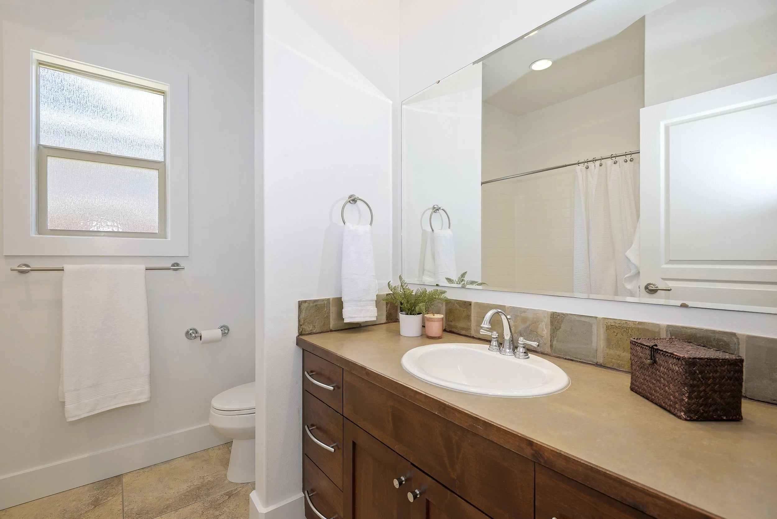 024_Bathroom.jpg