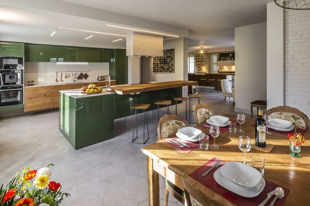 gourmet kitchen.jpg