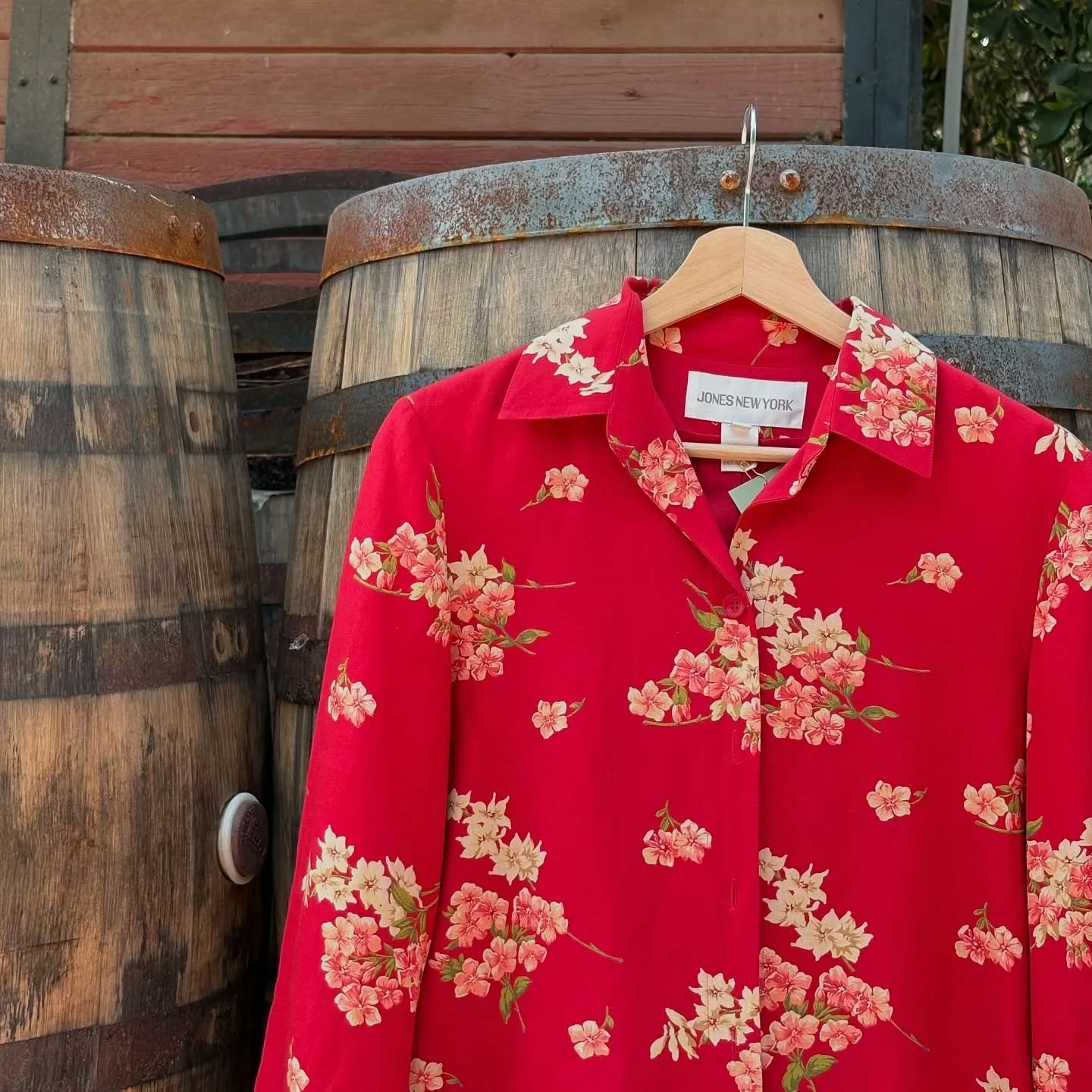 muy cute, muy spring. shirt jackets are essential for transitioning your closet from chillys morning to sweltering afternoons. DM for more info ❤️