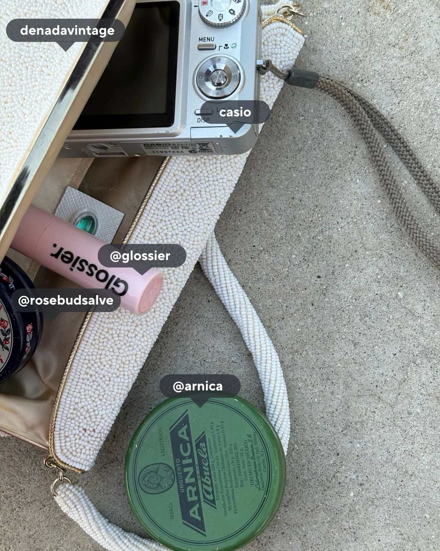 gangs all here. the classic clutch gets a bad rep but I&rsquo;ll have you know they can handle more than just your lipgloss, #IYKYK. 

#denadavintage #beadedhandbag #vintage #ootd