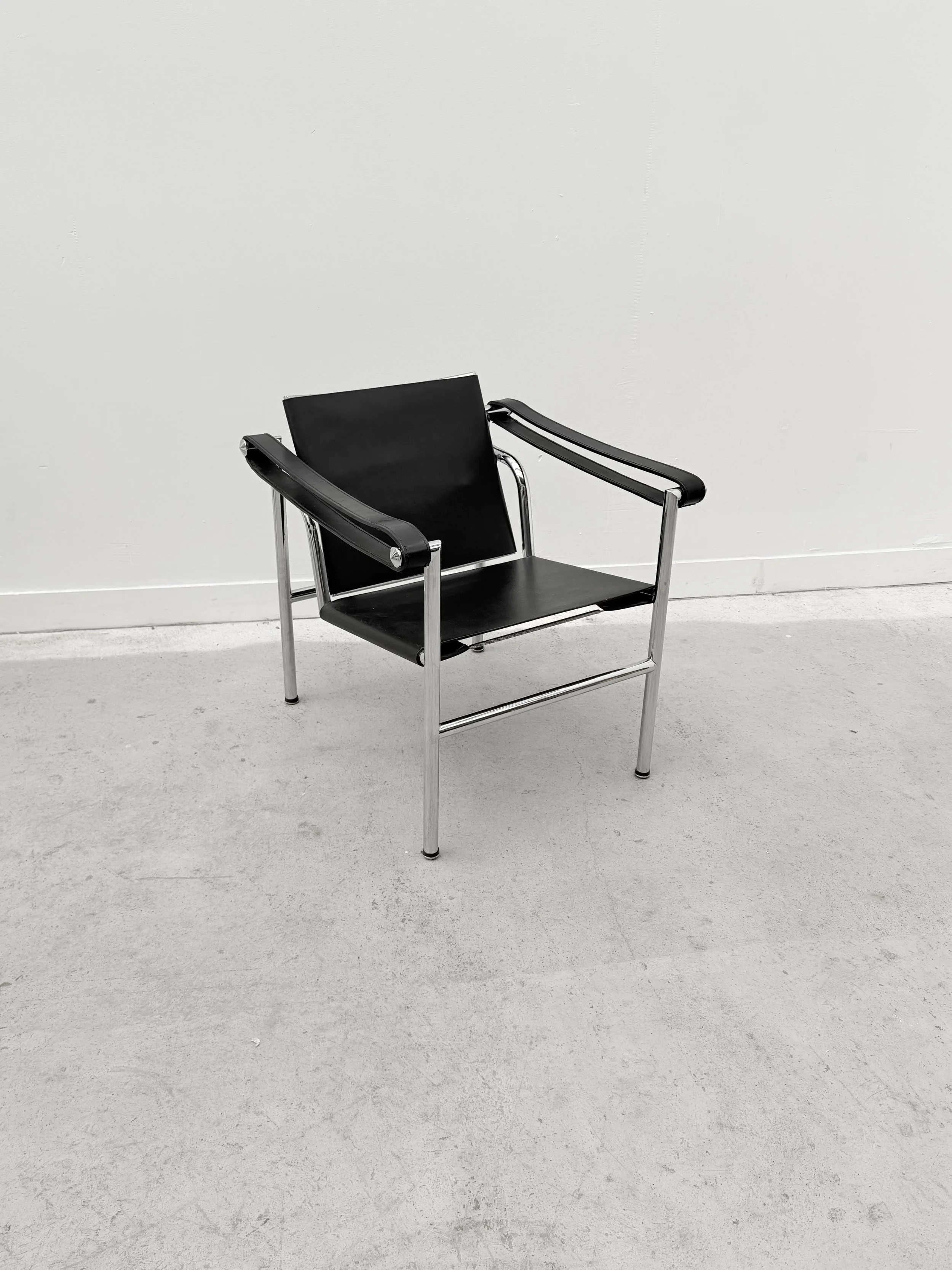 Fauteuil style "LC1" dans le gout de LE CORBUSIER en métal et cuir, Italie 1980