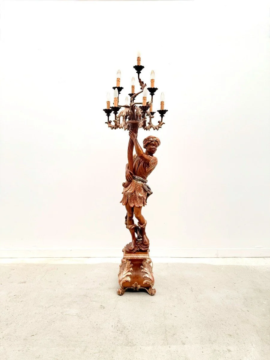 Lampadaire porte torchère "Nubien" en bois sculpté doré, Venise 1970