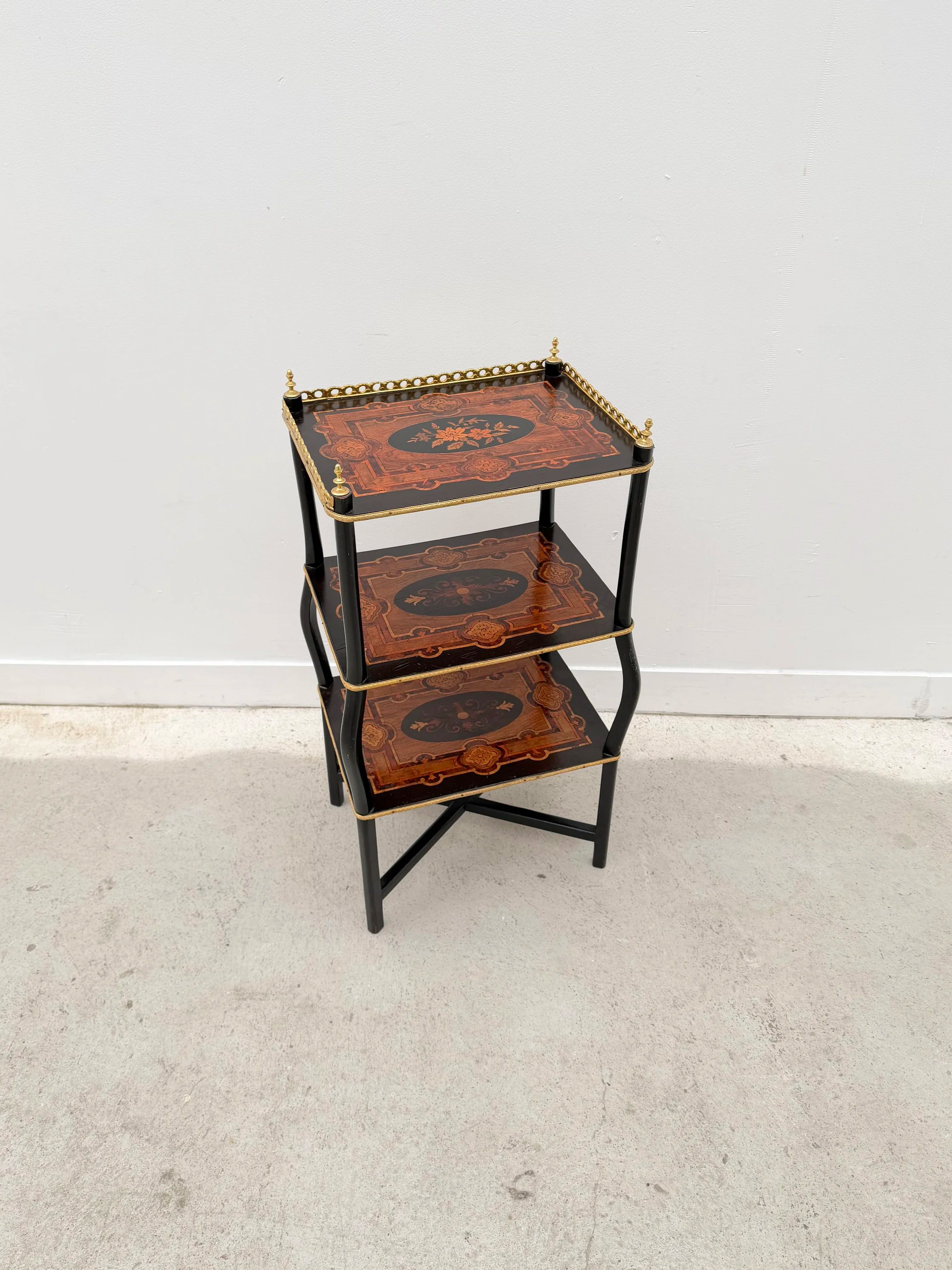 Meuble d'appoint Napoleon III en marqueterie et bronze, France 19 ème