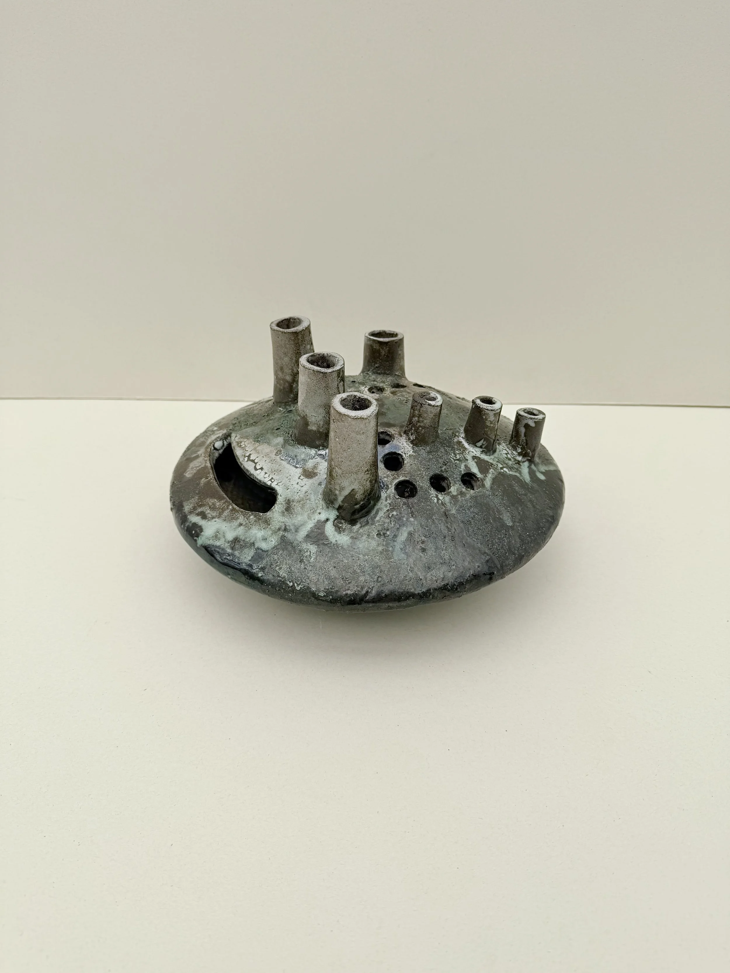 Vase pique-fleurs en céramique signée, 1960