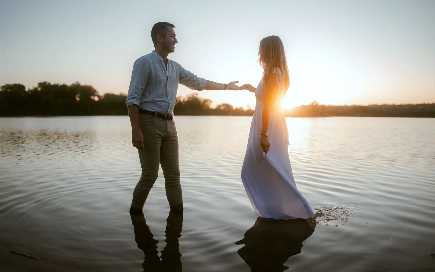 S&eacute;ance photo de couple les pieds dans l'eau 🤍 
#photographecouplelyon #photocouplelyon #seancephotocouple #photographecouple #fiancailleslyon #demandeenmariagelyon