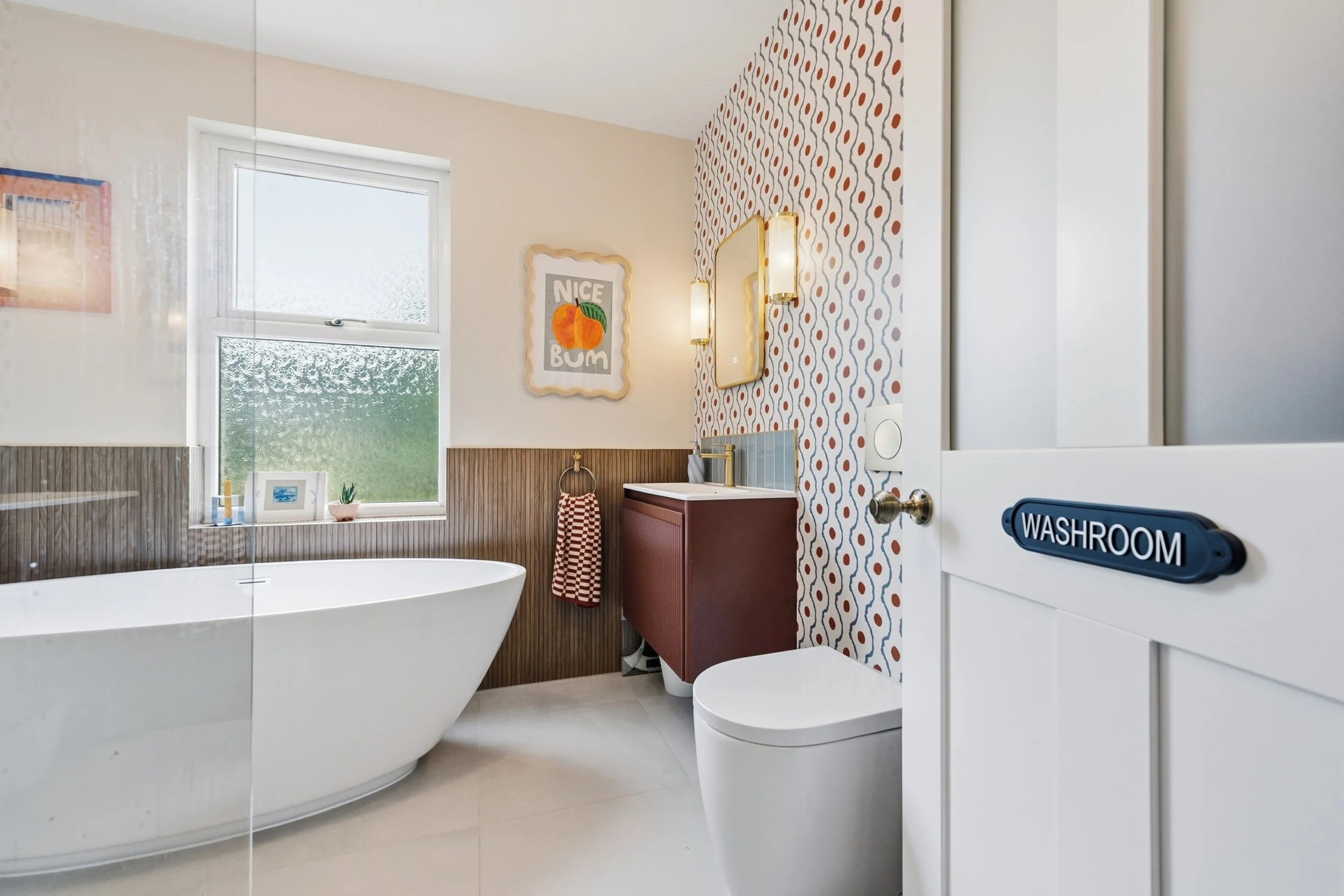 Bathroom - vanity unit, WC and bath.jpg