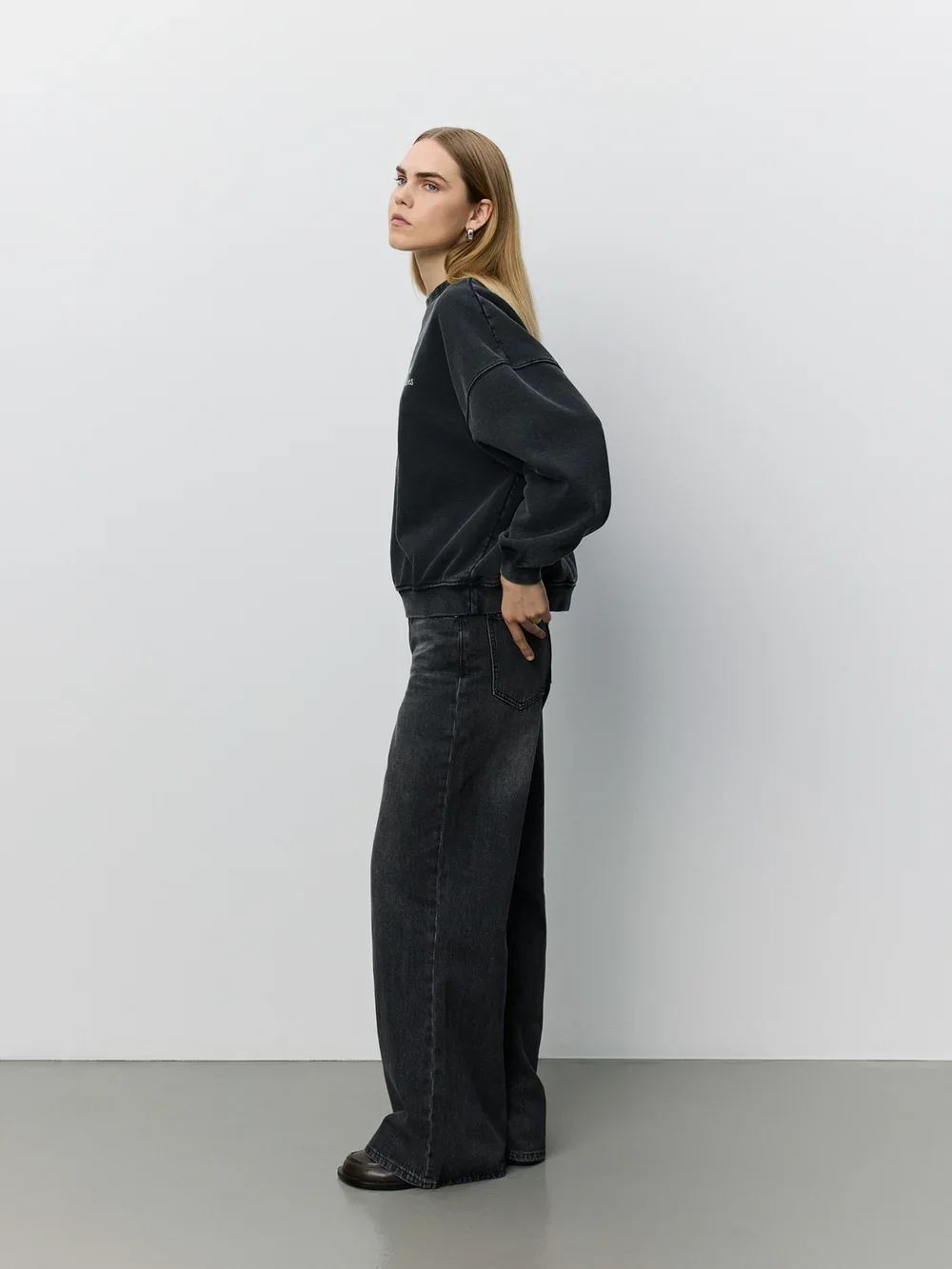 PAROSSW_OVERSIZED_SWEATSHIRT-Sweatshirt-S263311-1015_Washed_black-2.jpg.webp